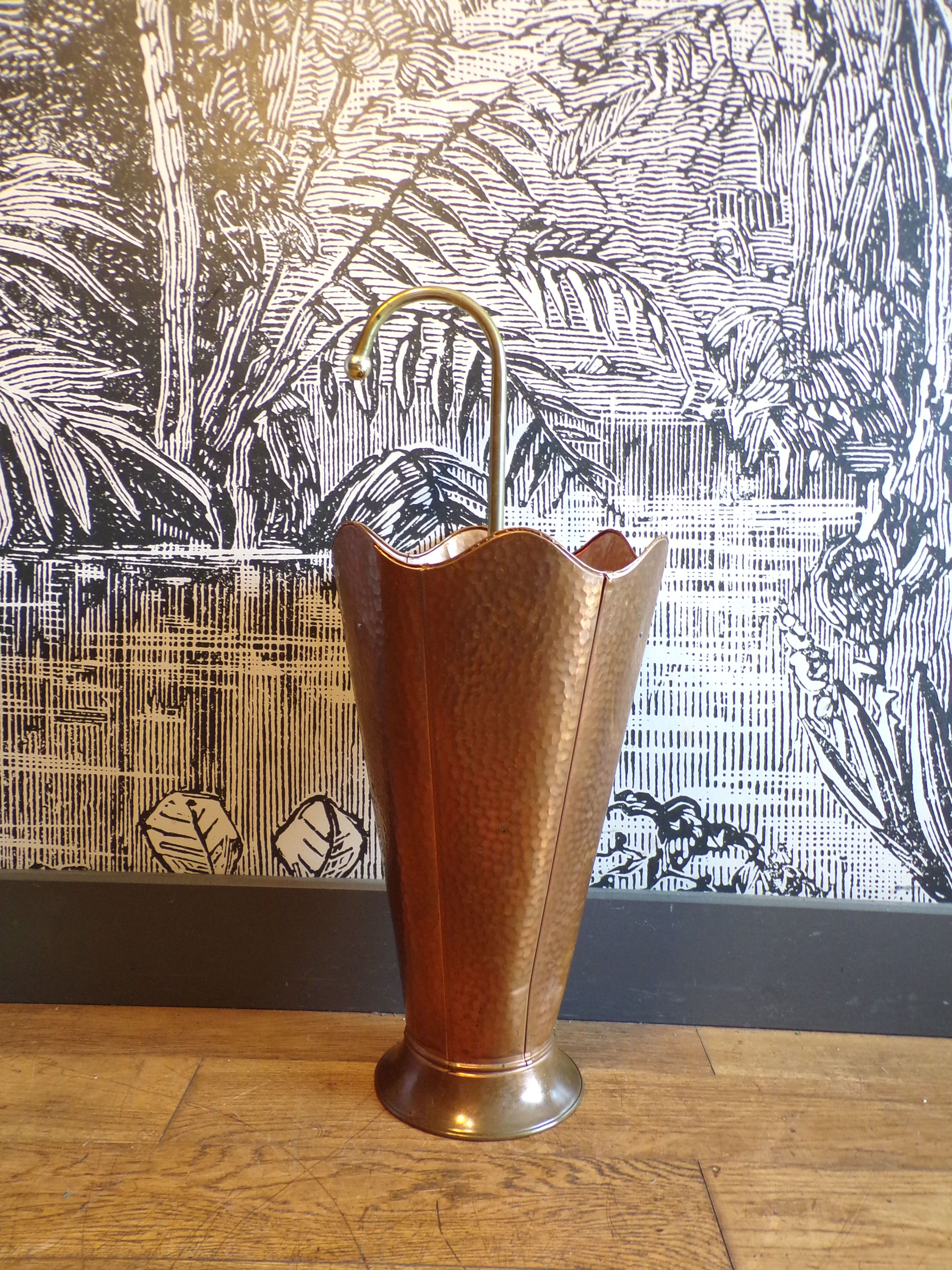 Umbrella rack in the shape of an umbrella