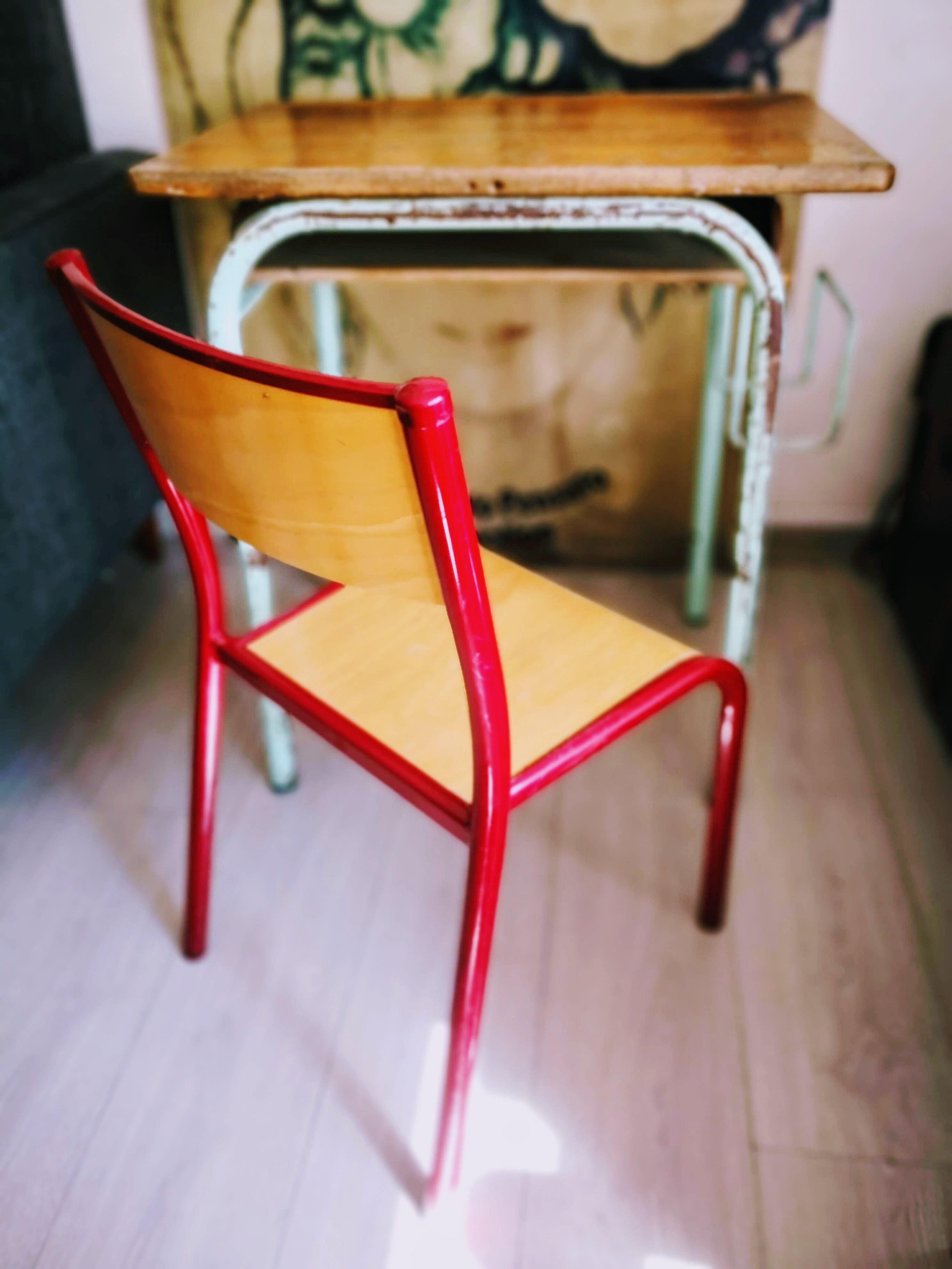 Desk with door-satchel