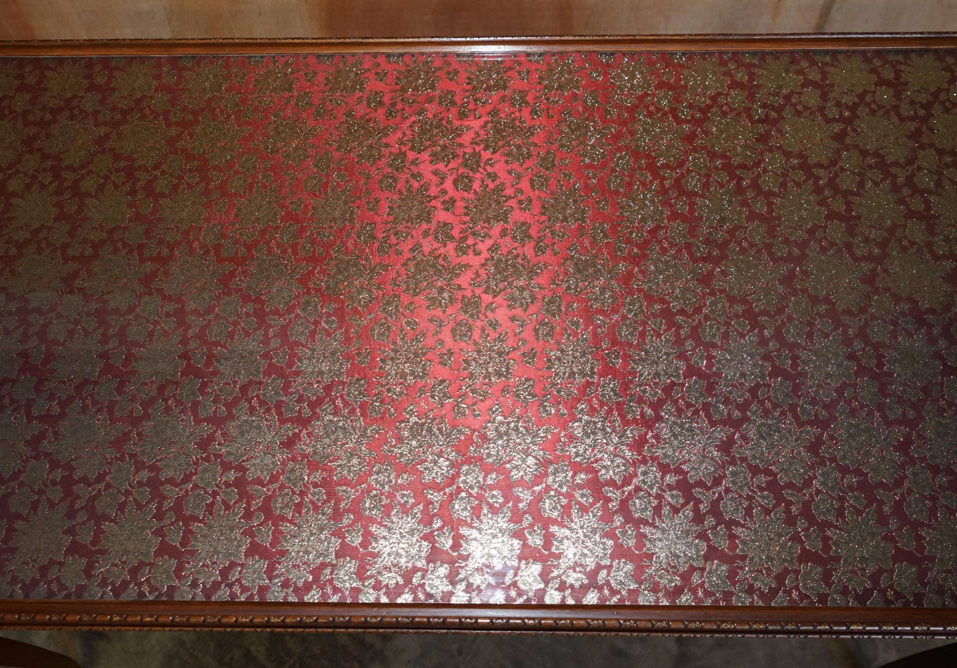 Table d'écriture vintage en bois dur avec dessus en verre brodé de soie