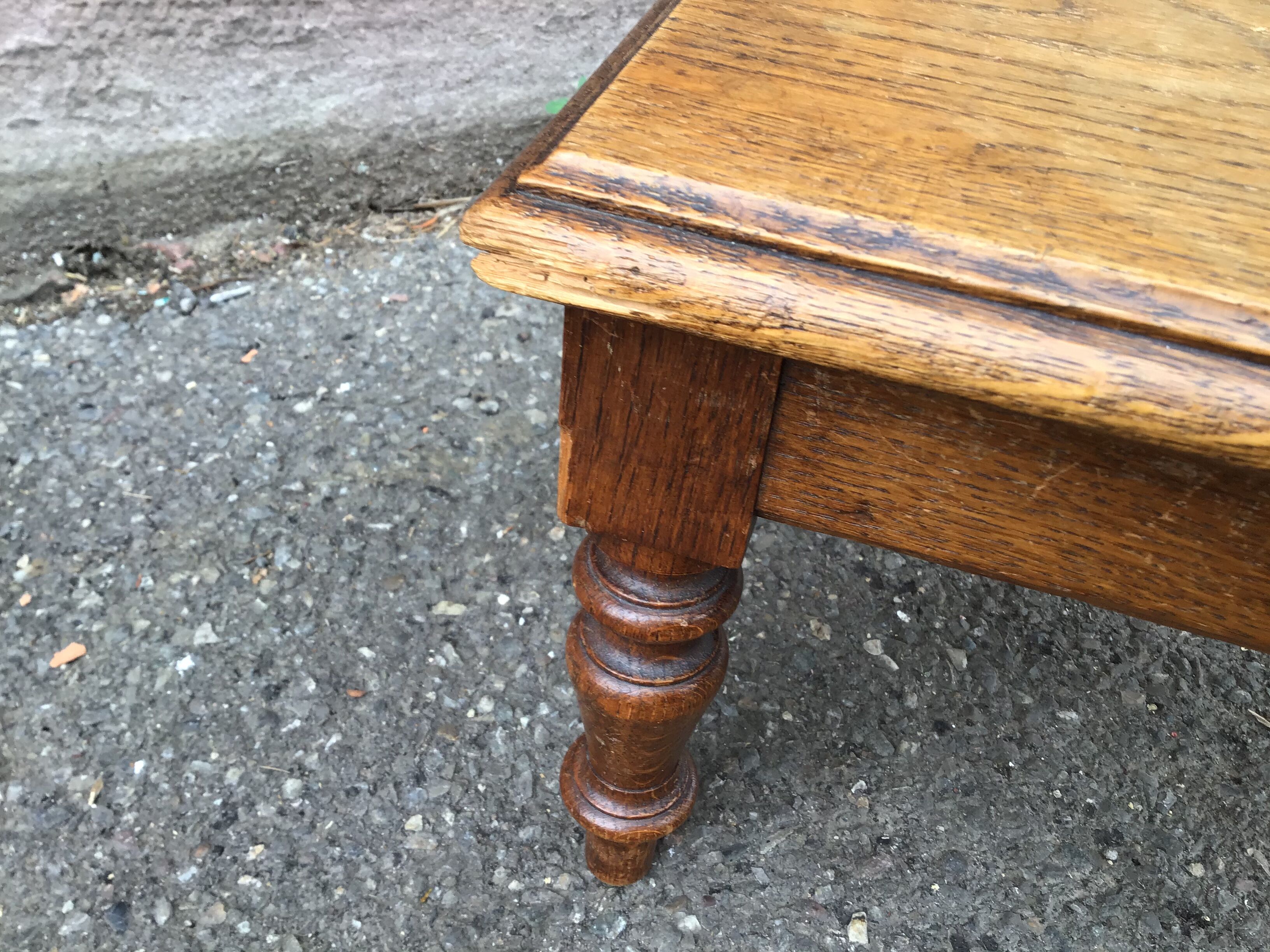 Rests vintage oak feet