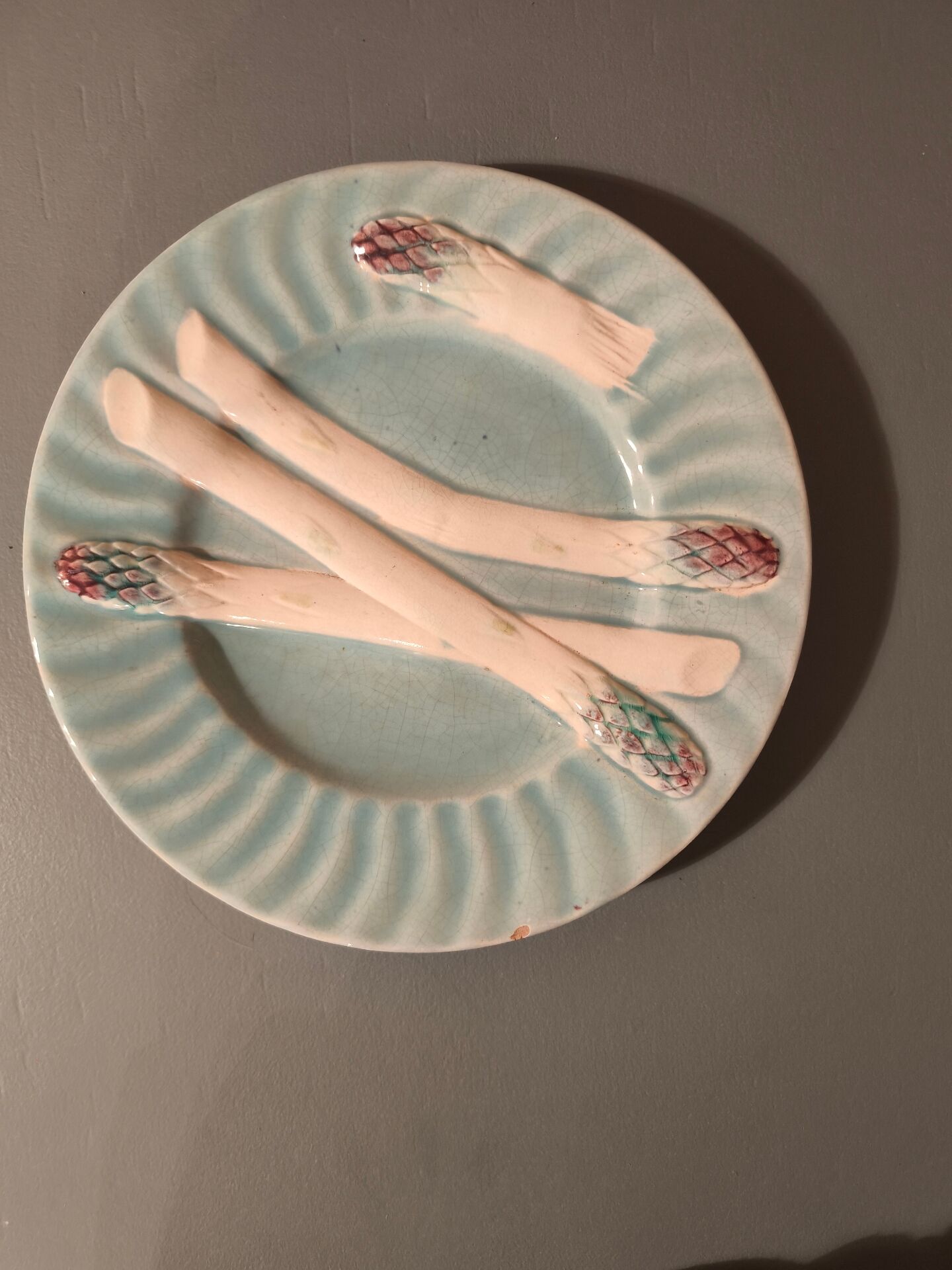 Assiette ancienne en barbotine – décor d’asperges