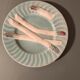 Assiette ancienne en barbotine – décor d’asperges