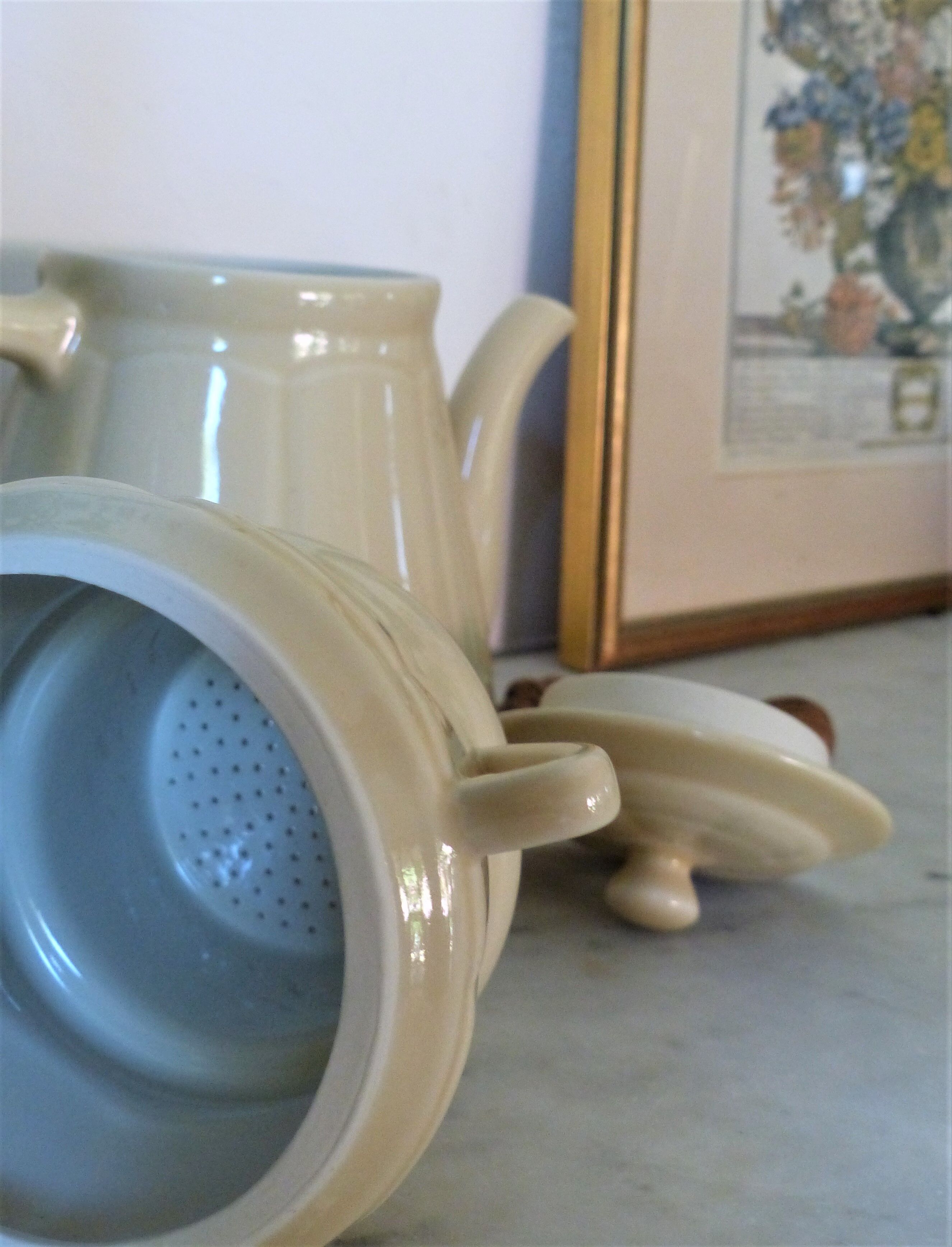 Enamelled ceramic teapot