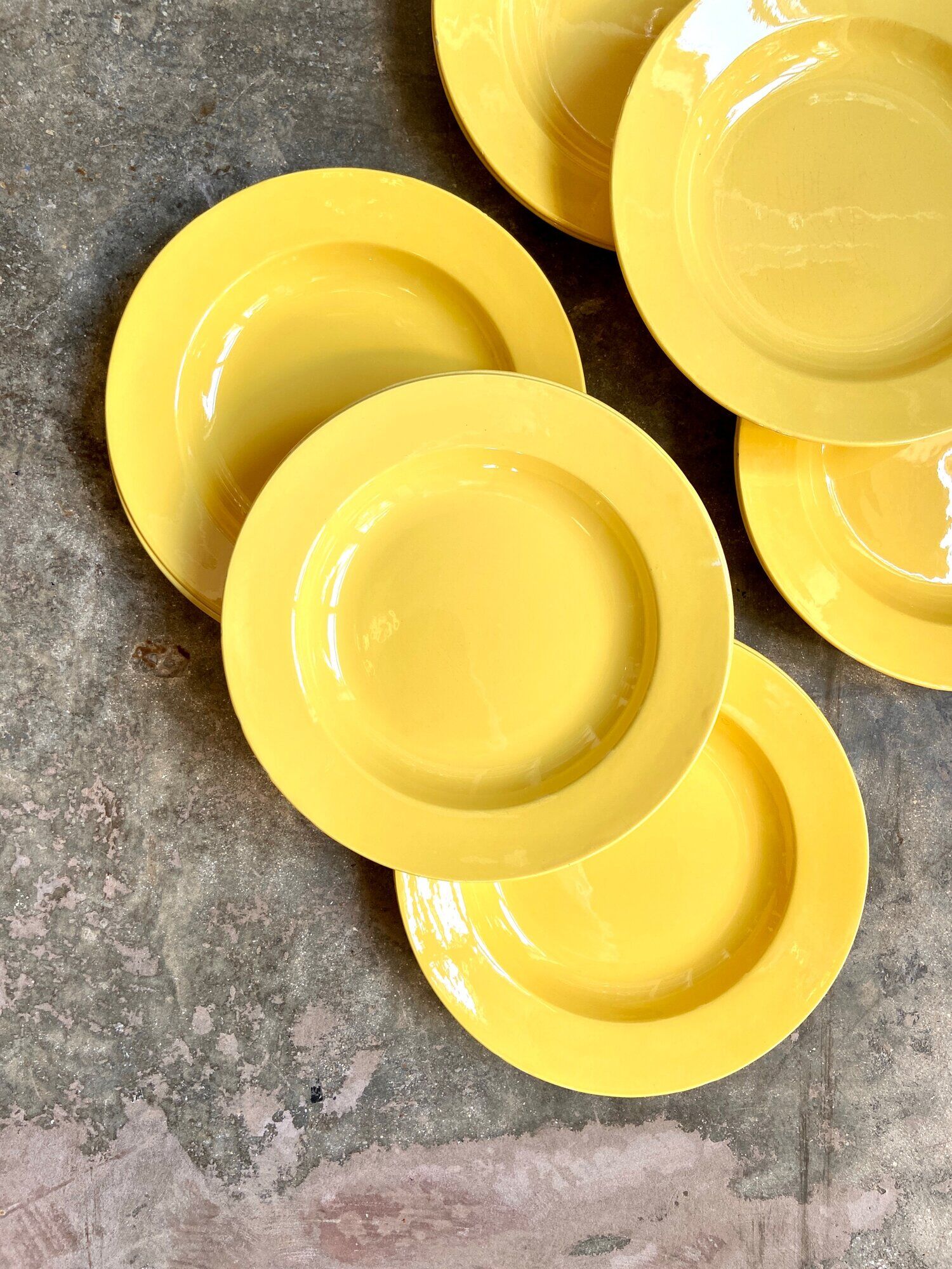 11 hollow plates in yellow earthenware