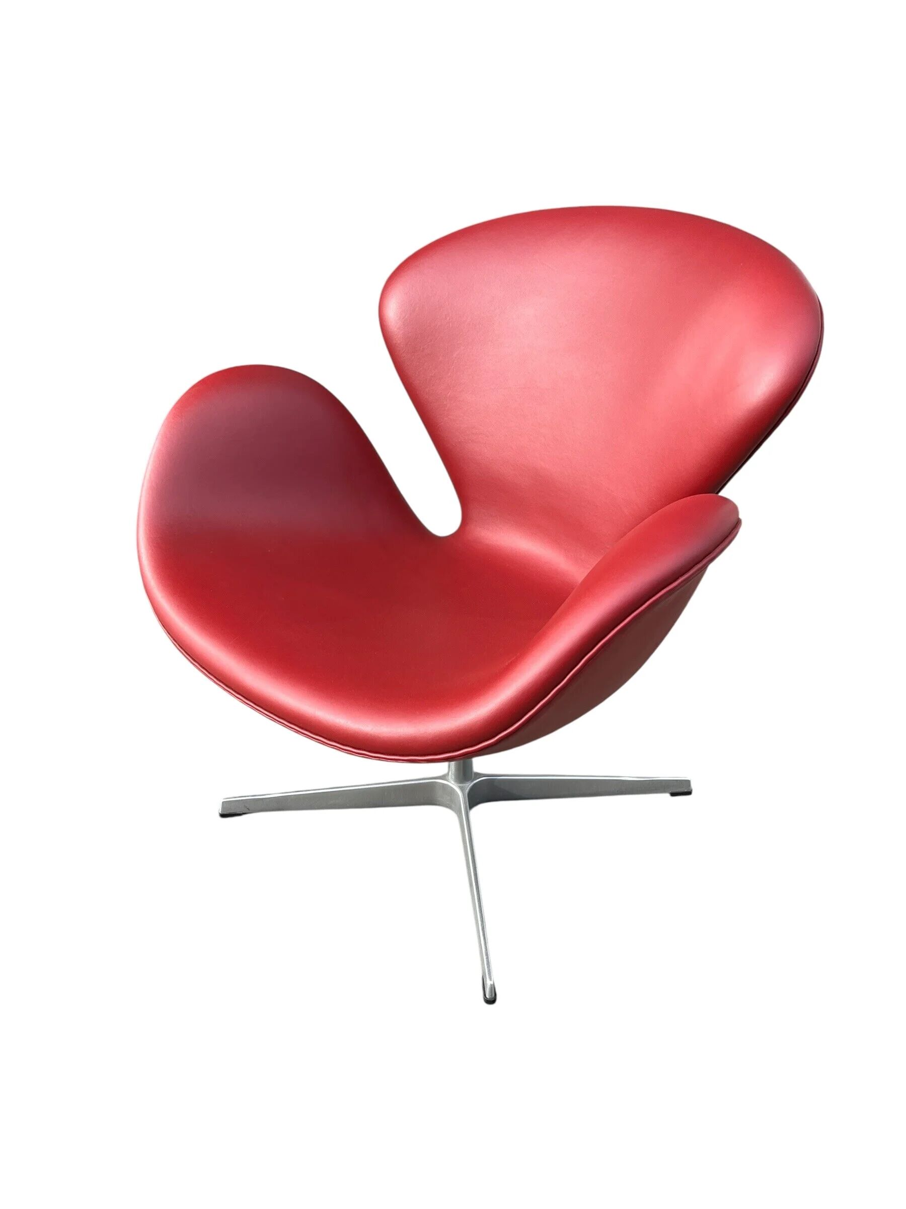 Swan chair by Arne Jacobsen for Fritz Hansen in Indian red leather