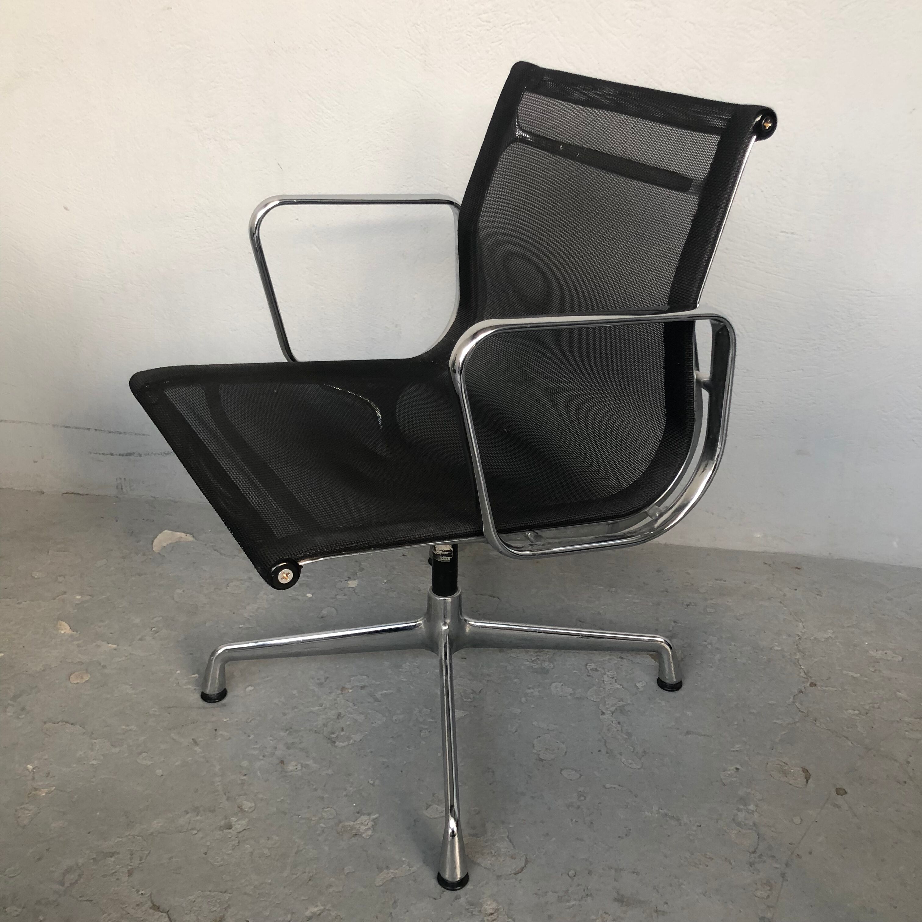 Armchairs by Charles Eames aluminium group model Vitra edition