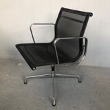Armchairs by Charles Eames aluminium group model Vitra edition