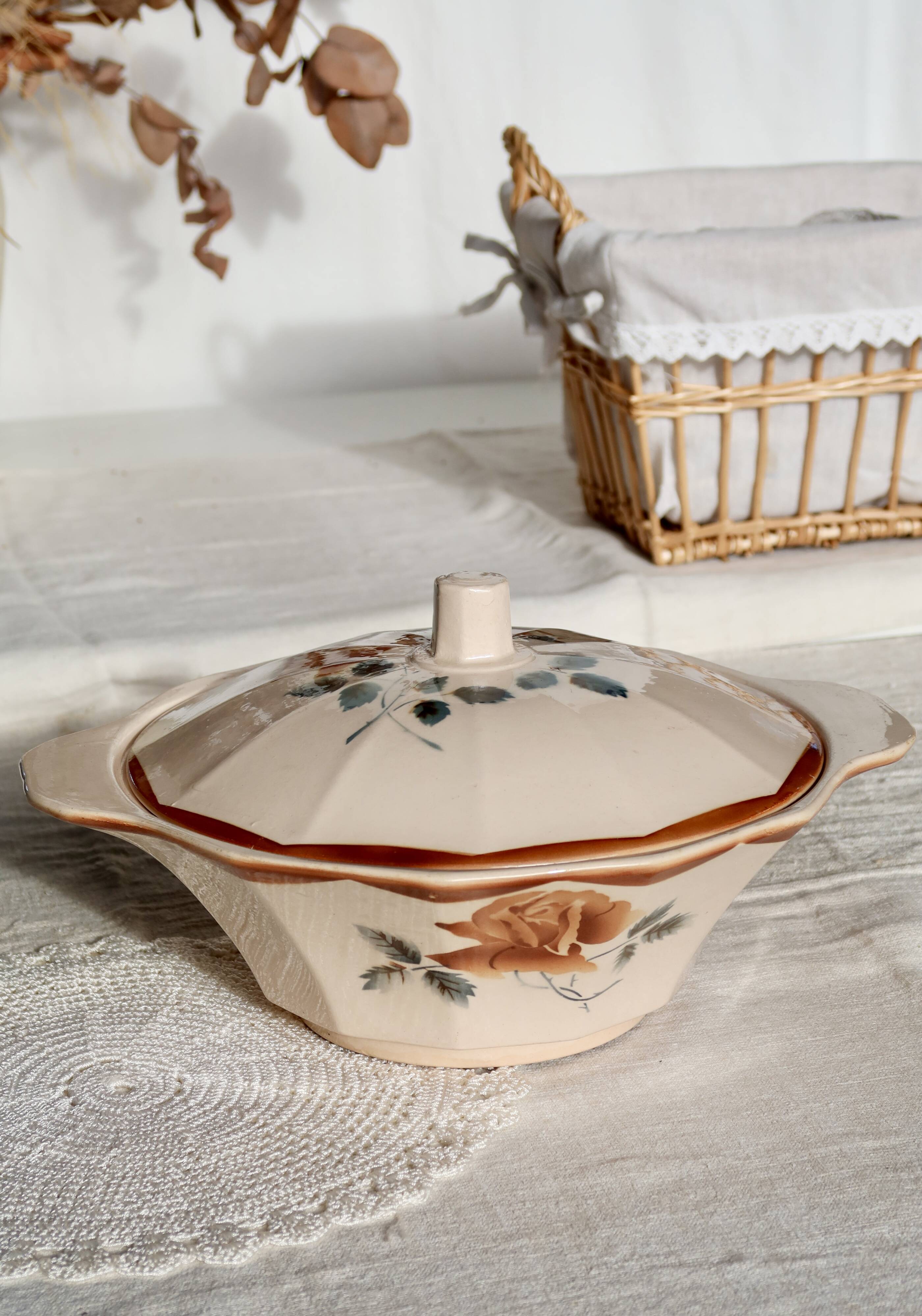 Antique pink earthenware soup tureen - Red floral decoration - Digoin