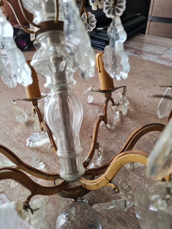 Grand lustre à pampilles de cristal sur monture bronze de style louis XV à 6 feux