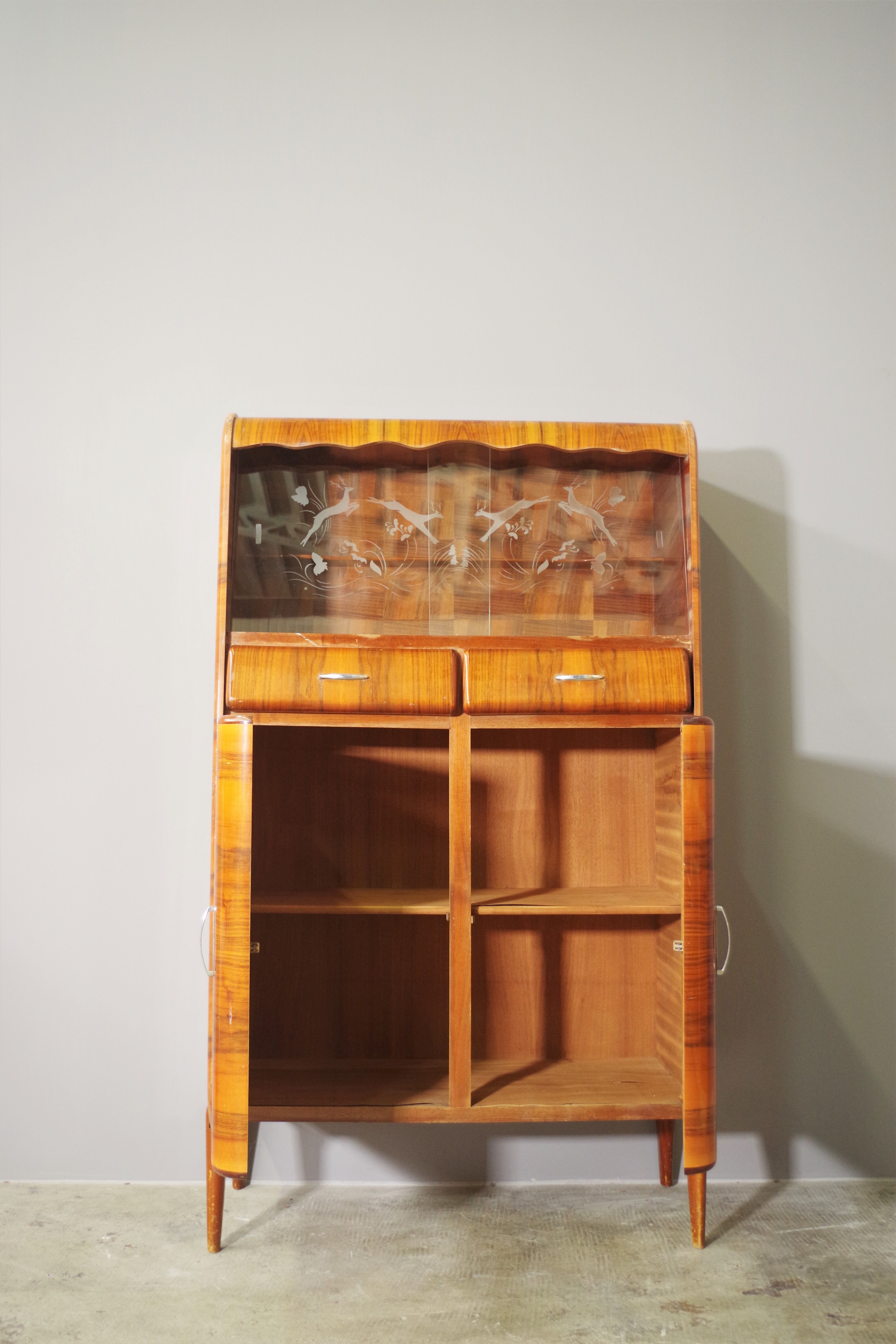 Rounded furniture from the 1950s in cherry veneer