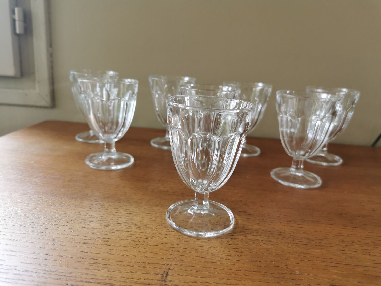 Suite of 8 stemmed glasses