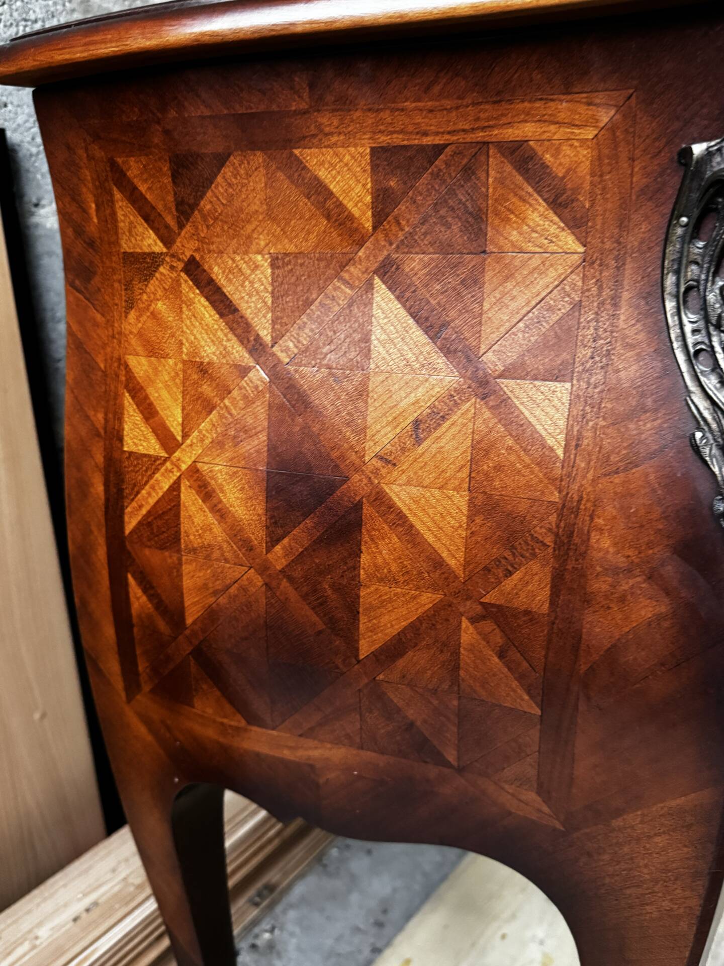 Commode galbée