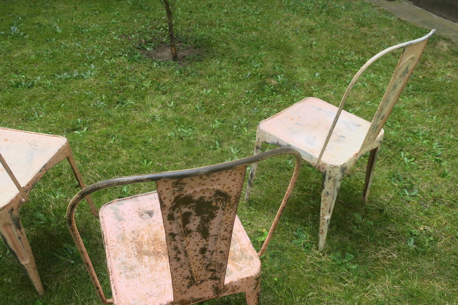 Ensemble de 3 chaises de jardin empilables inspirées de Tolix du début du 20e siècle.