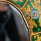 Miroir doré avec décor