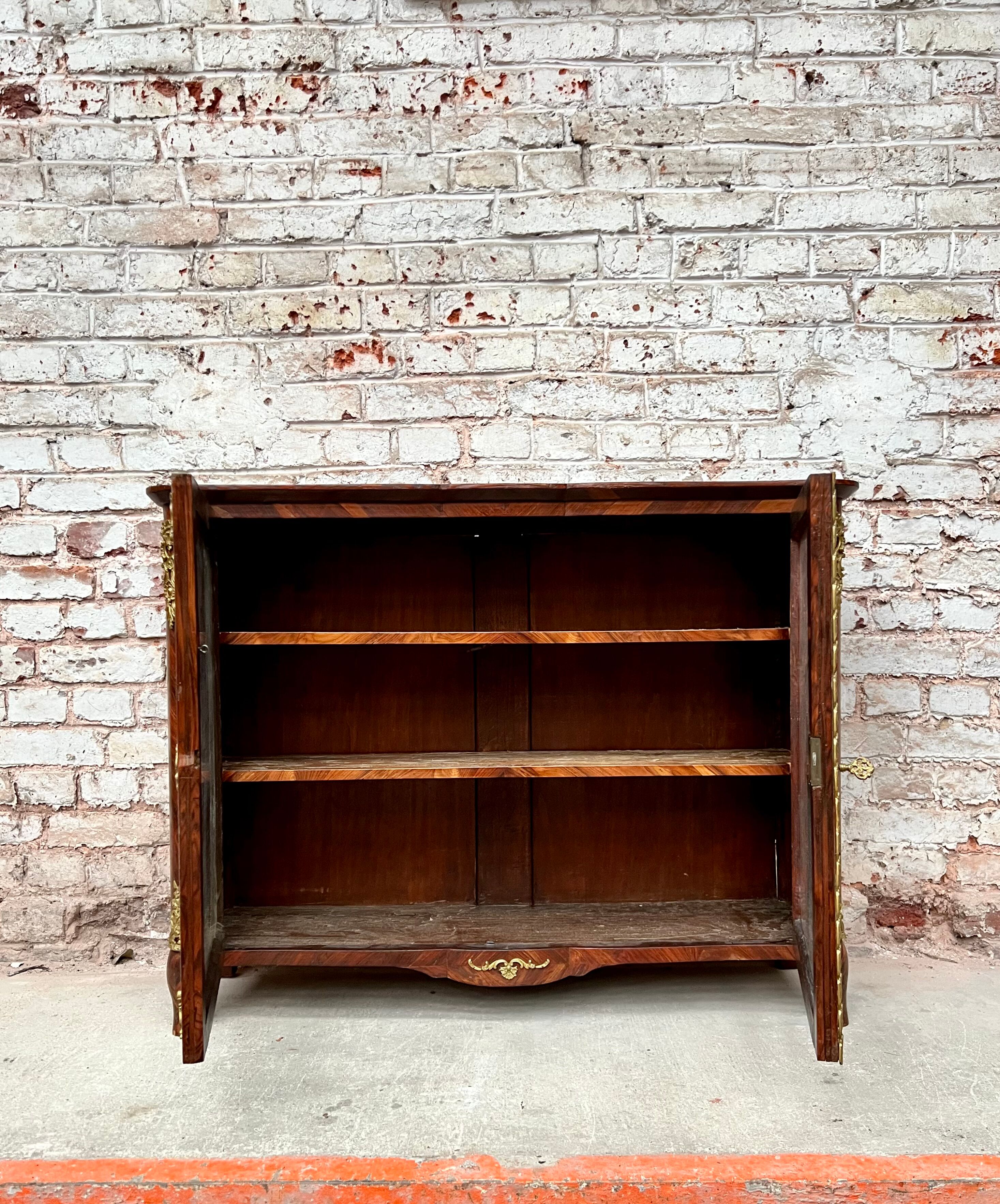 Low showcase in rosewood veneer of the regency xviii th century