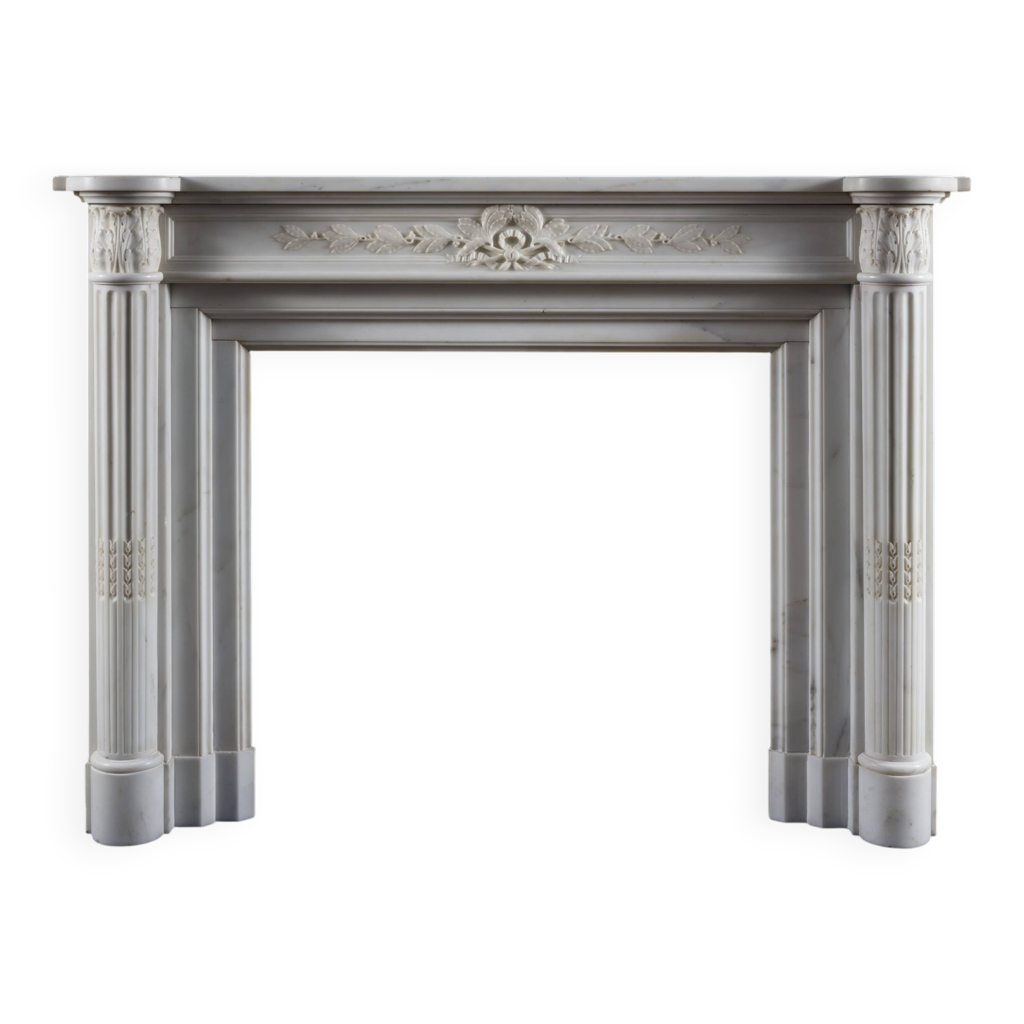 Cheminée en marbre statuaire de style Louis XVI