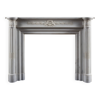 Cheminée en marbre statuaire de style Louis XVI