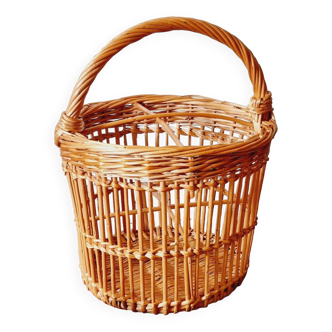 Wicker basket with compartments