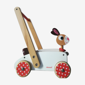 Chariot en bois sur roues