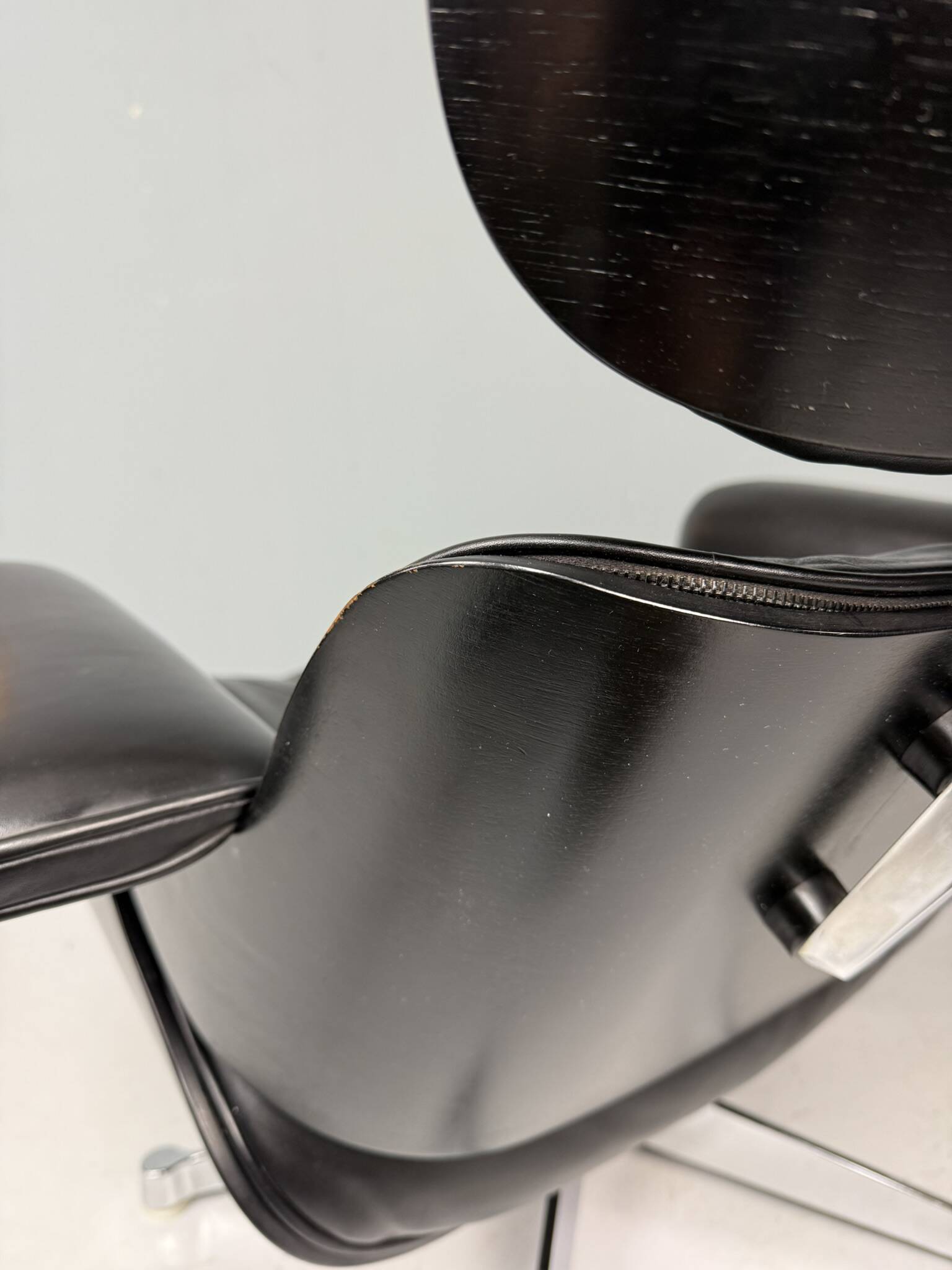 Chaise longue Eames entièrement noire par Herman Miller, années 1970.