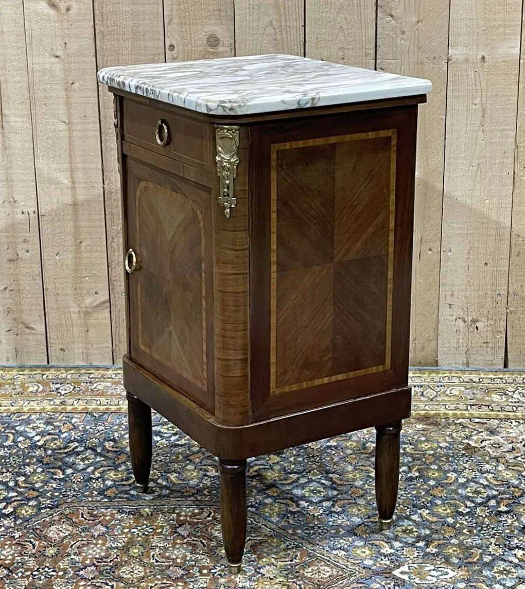 Table de nuit en marqueterie et marbre blanc du début XXème