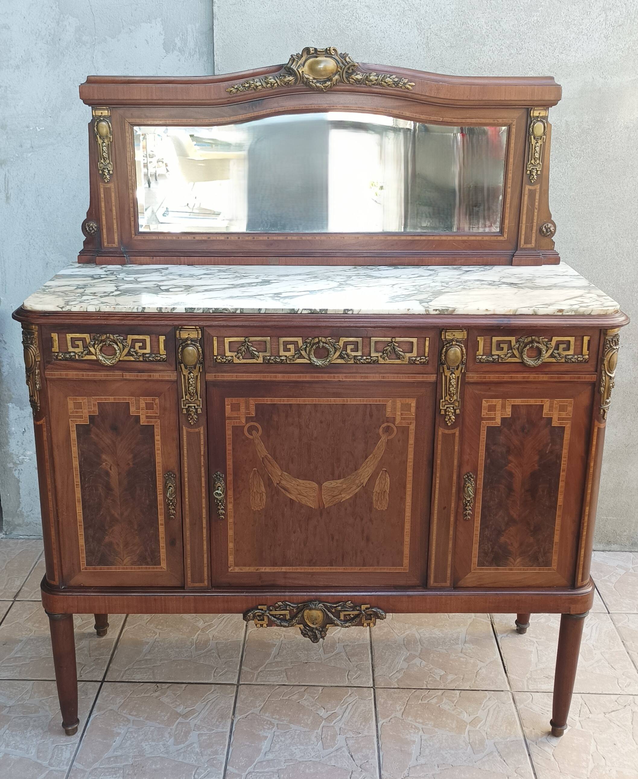 Buffet desserte Louis XVI en placage d'acajou et marqueterie de bois précie