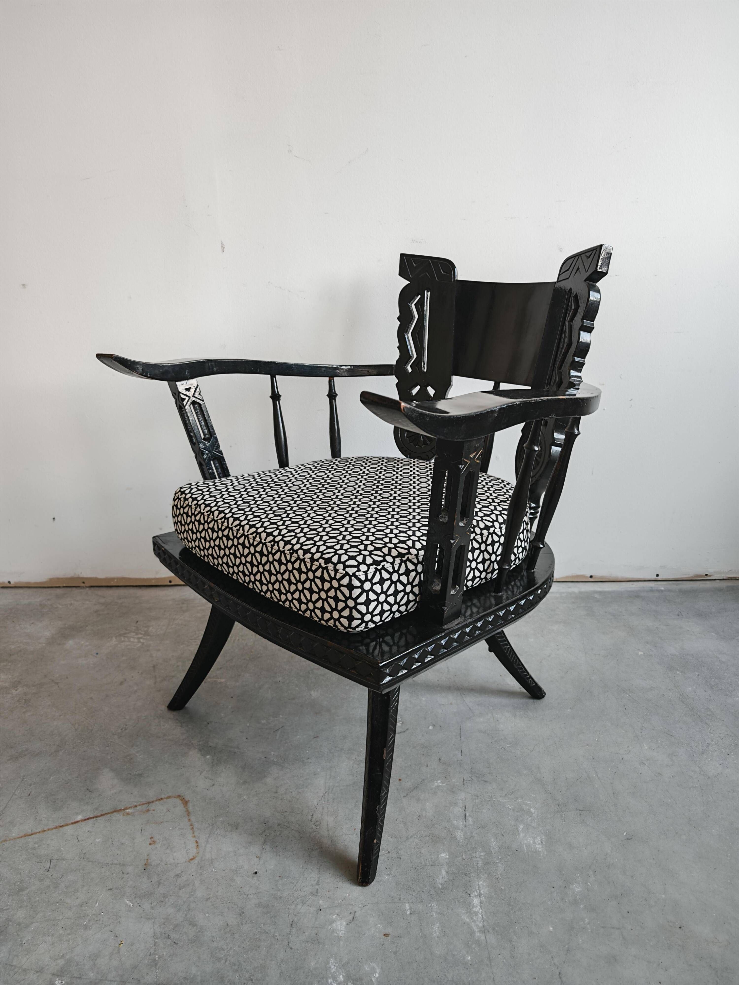 Pair of antique hand-carved armchairs in black lacquer from the 1920s.