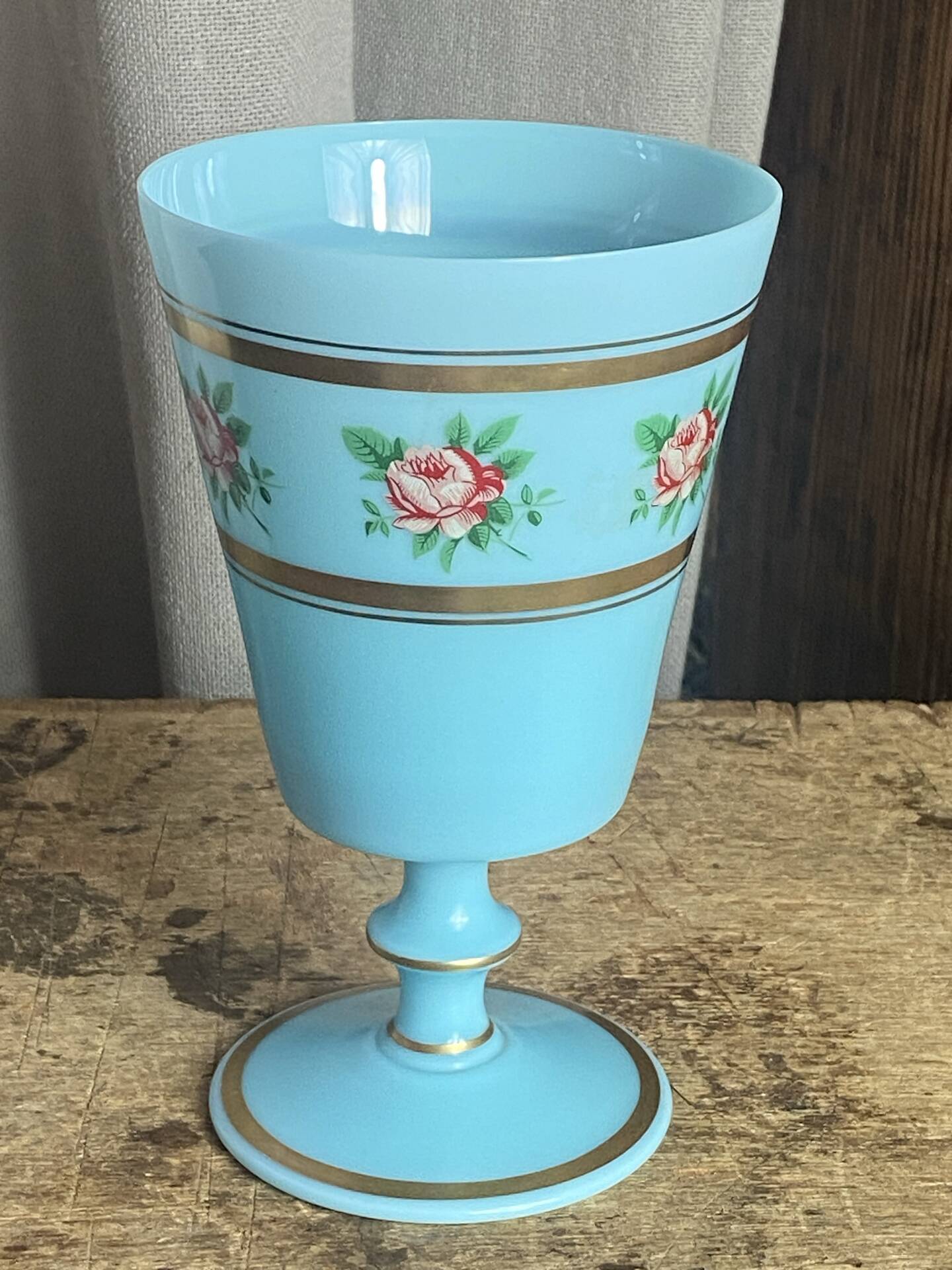 Calice en verre opalin bleu