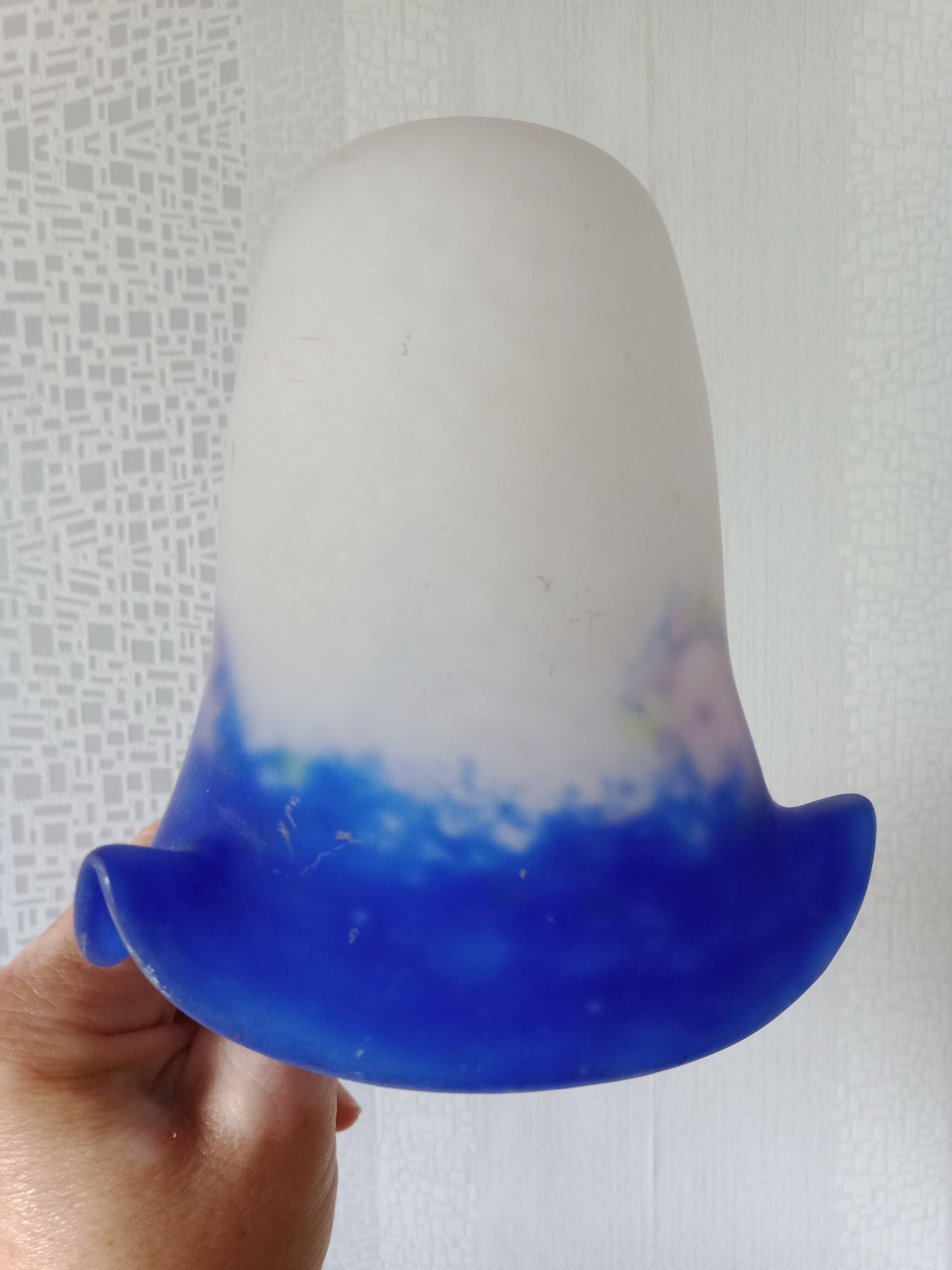 Signé degué - tulipe en verre marmoréen blanc et bleu roy