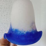 Signé degué - tulipe en verre marmoréen blanc et bleu roy