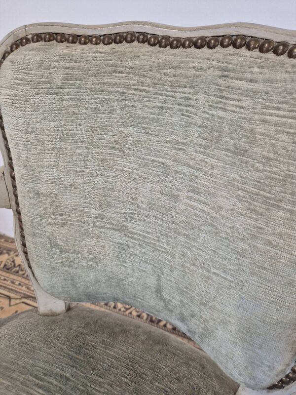 Fauteuil cabriolet style Louis XV en bois patiné et velours