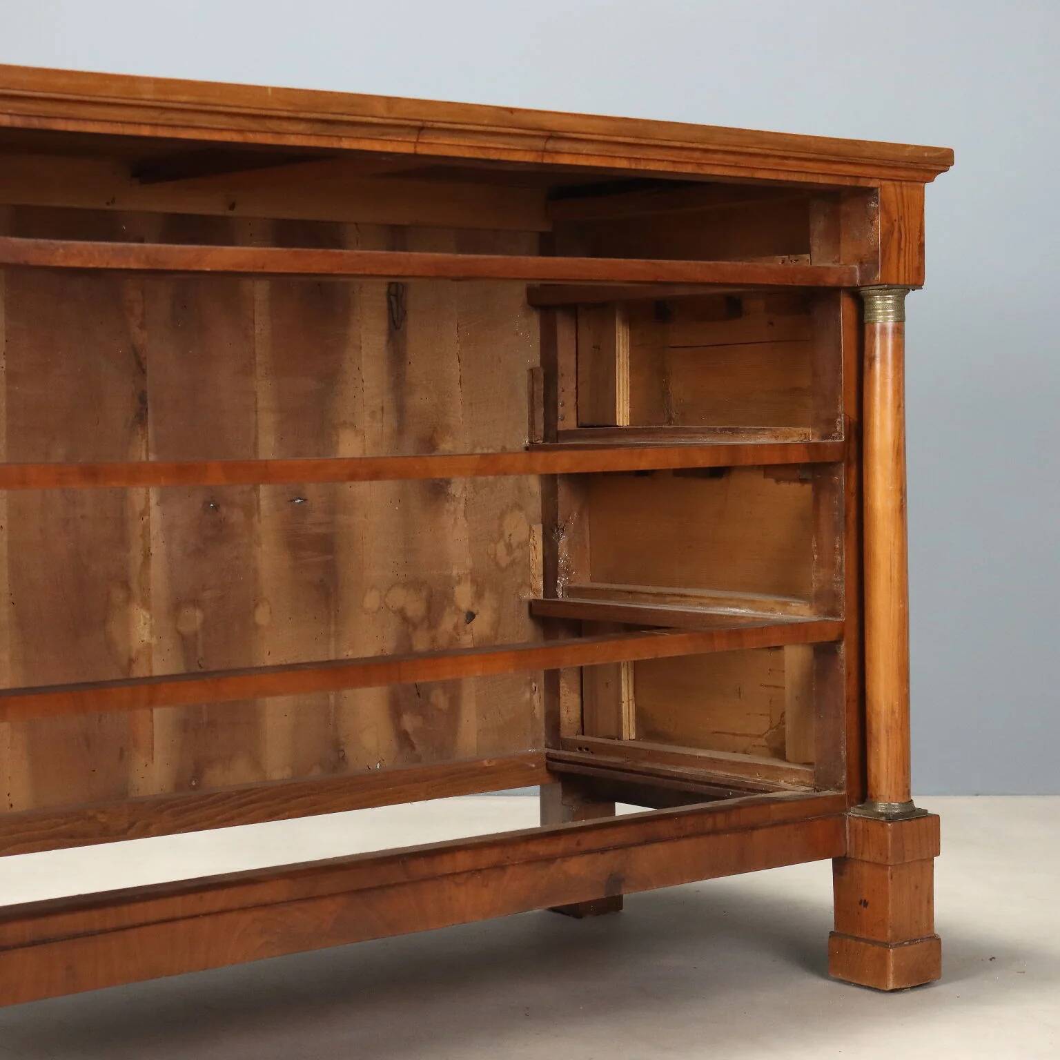 Commode Empire en noyer avec incrustations en laiton