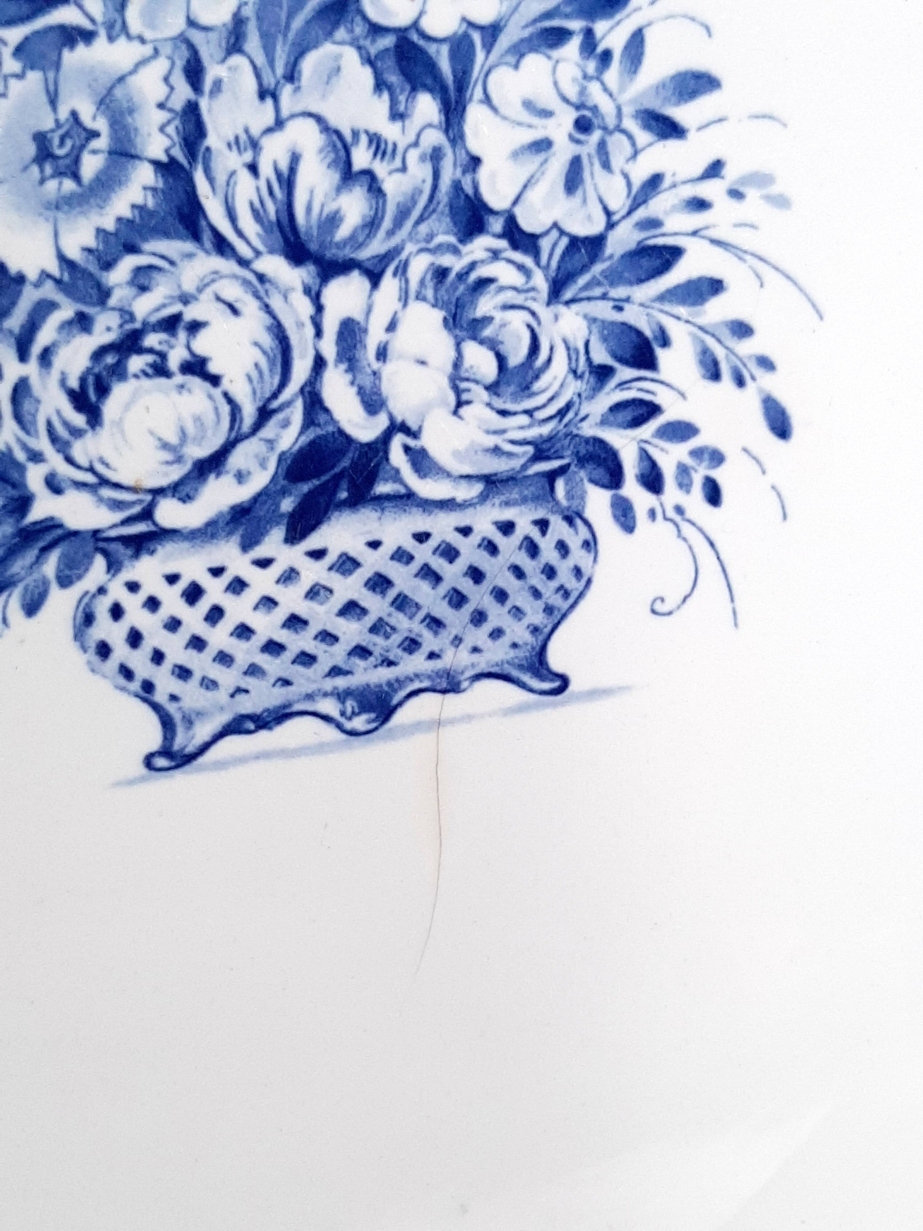 Antique serving dish in Sarreguemines earthenware with old Delft blue decoration.