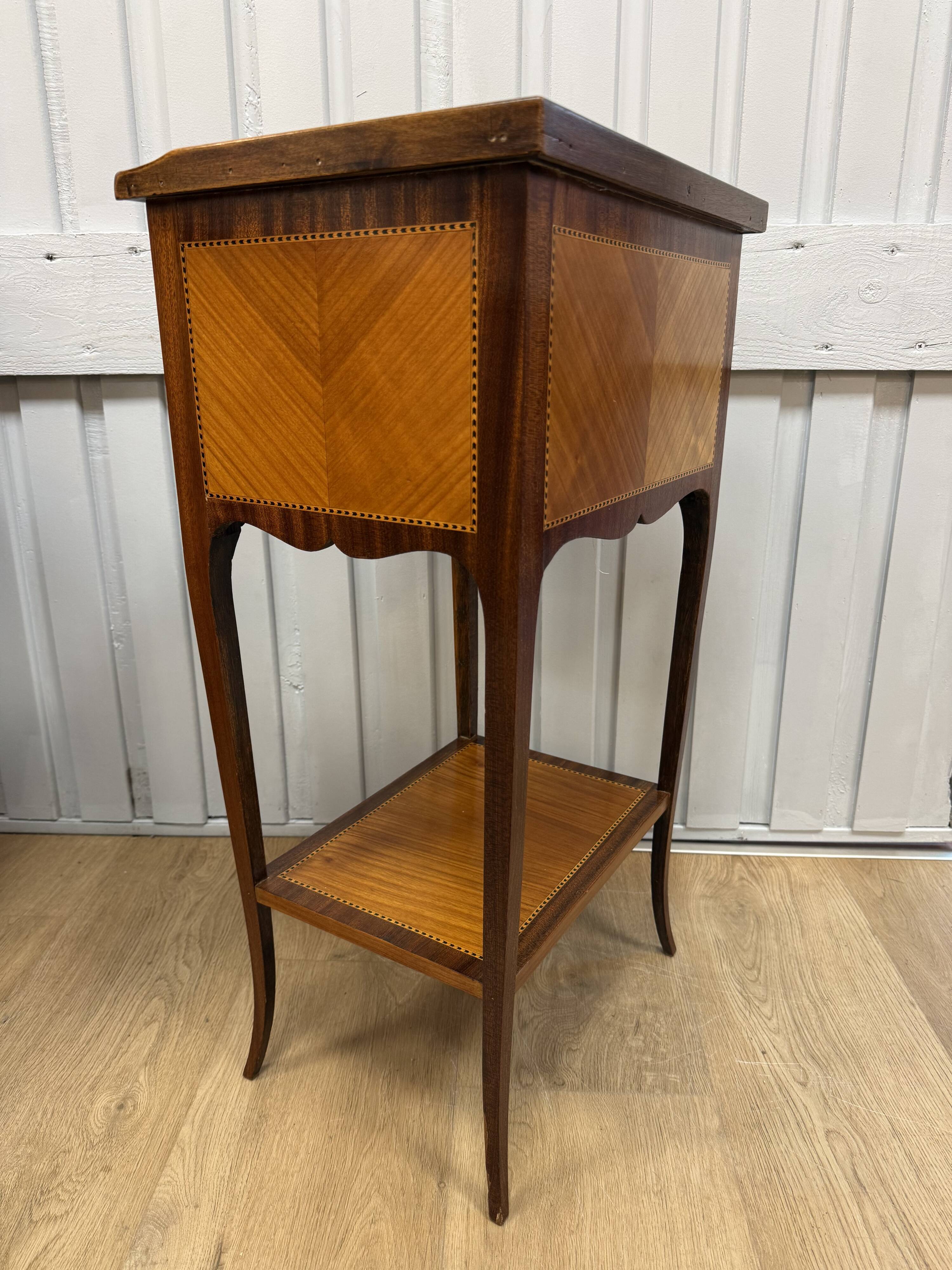 Petite table d appoint de style Louis XV