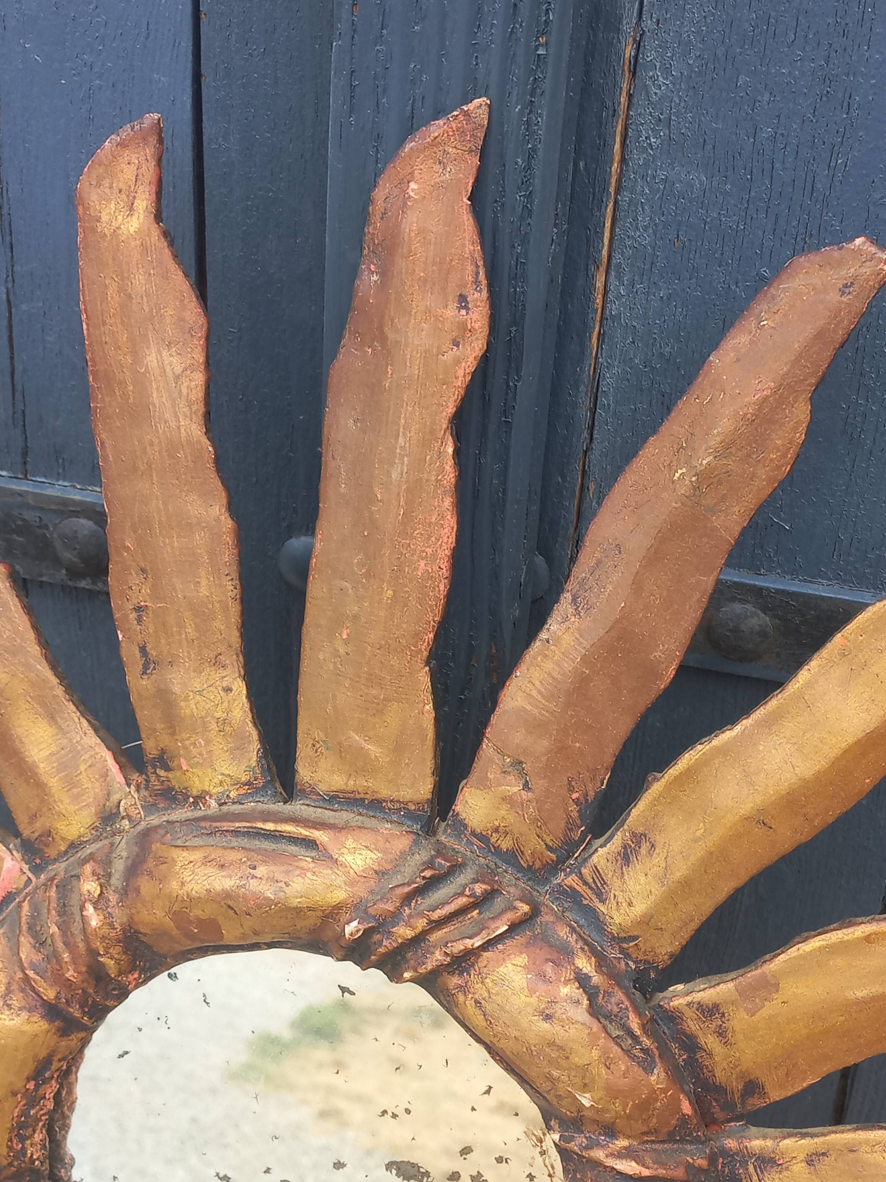 Miroir soleil en bois et stuc doré, années 50