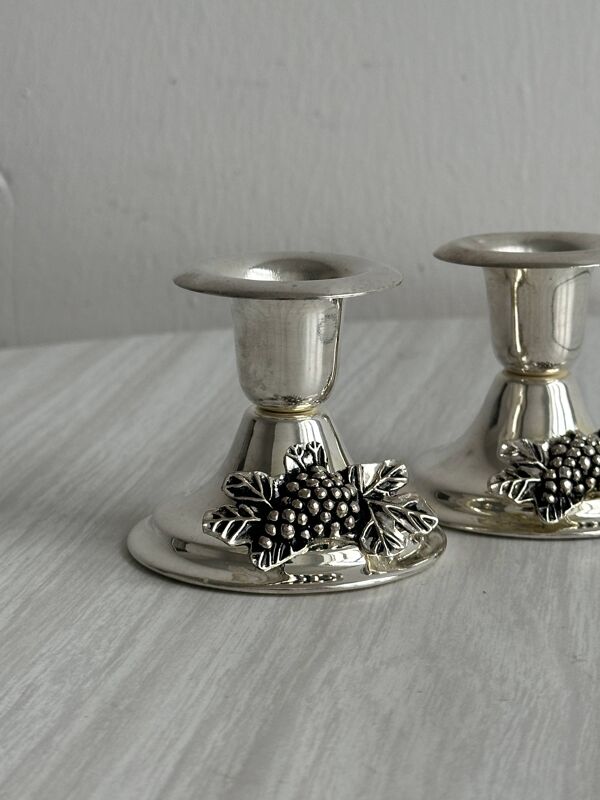 Paire de bougeoirs vintage en métal léger motif raisin