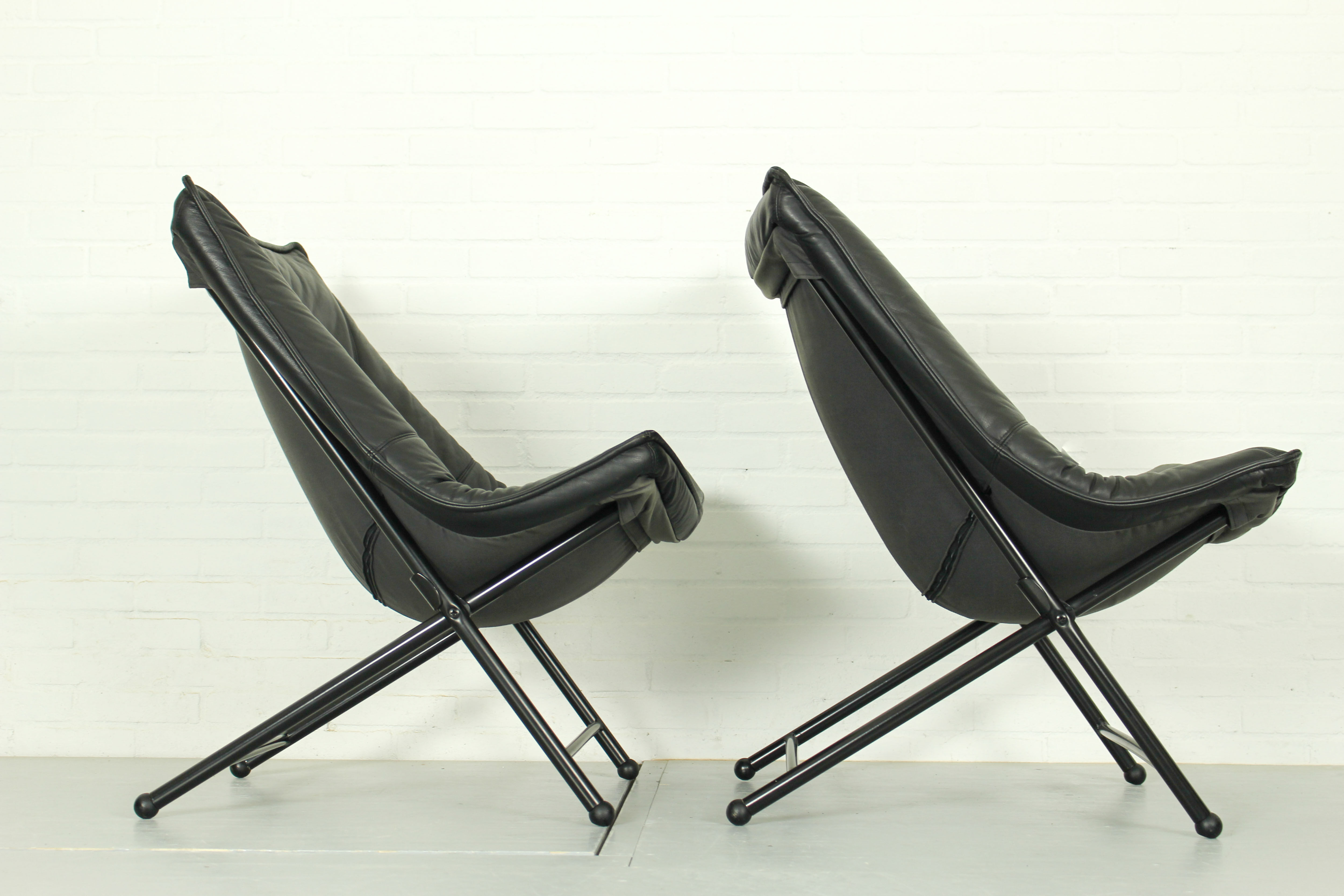 Folding Lounge Chairs in black leather by Teun van Zanten for Molinari, 1970s