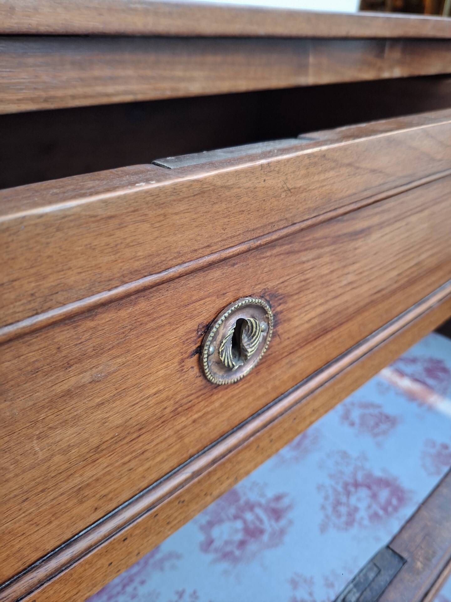 Louis XV style commode in solid walnut, 19th century rustic.