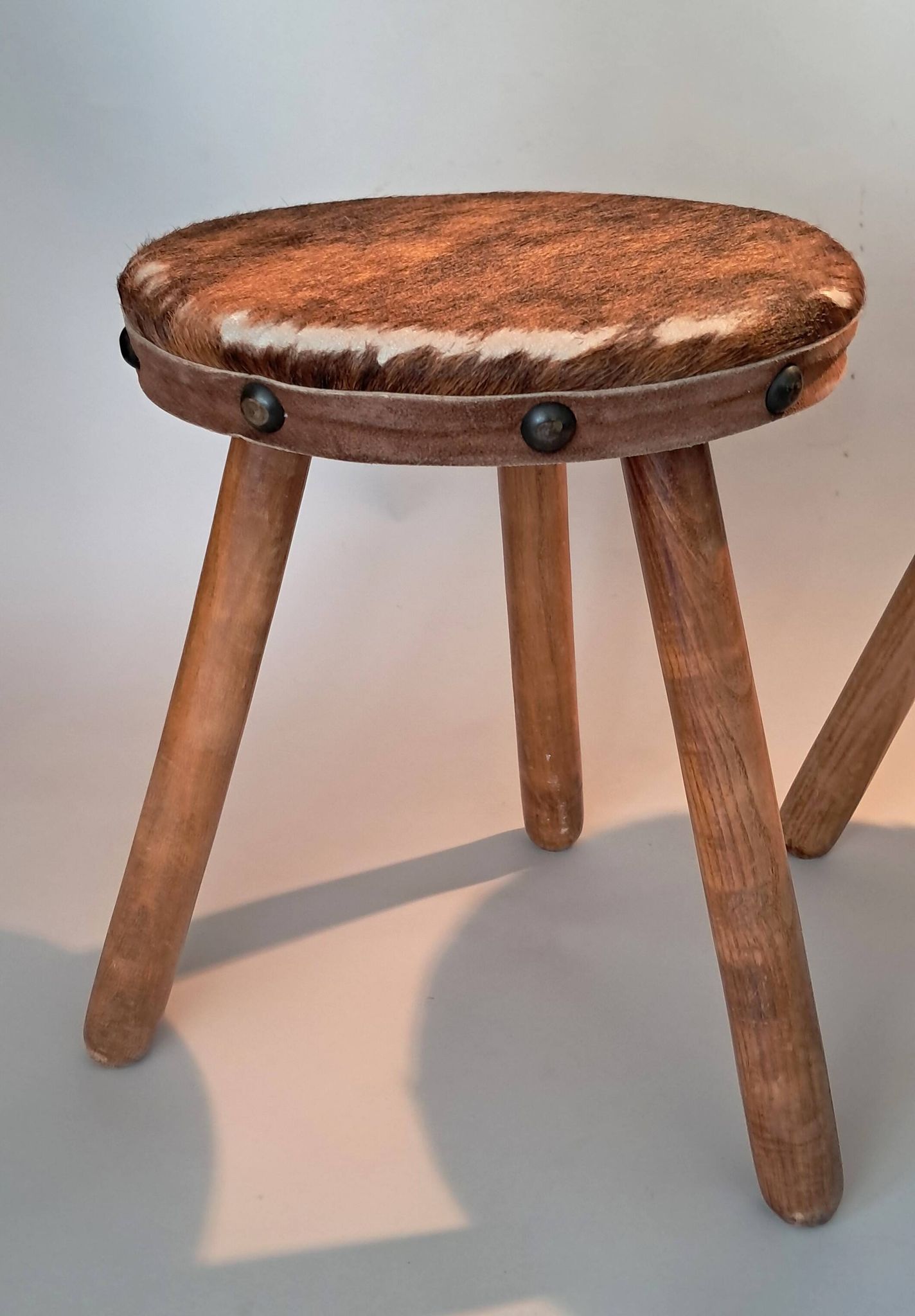 Paire de tabourets tripodes brutaliste 1950/1960.