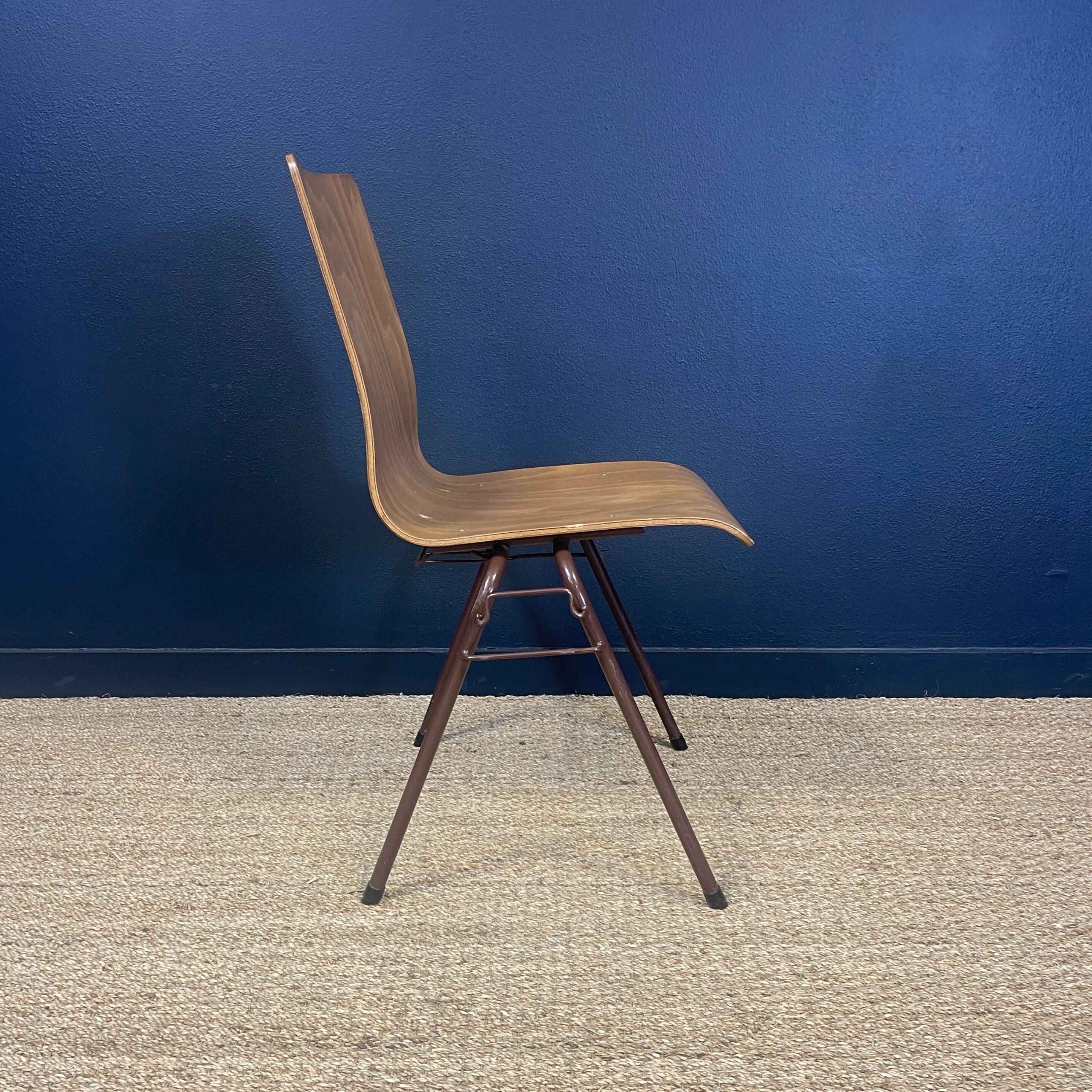 Lot de 68 chaises design droit en bois et piètement en acier marron années 70 Pays-Bas