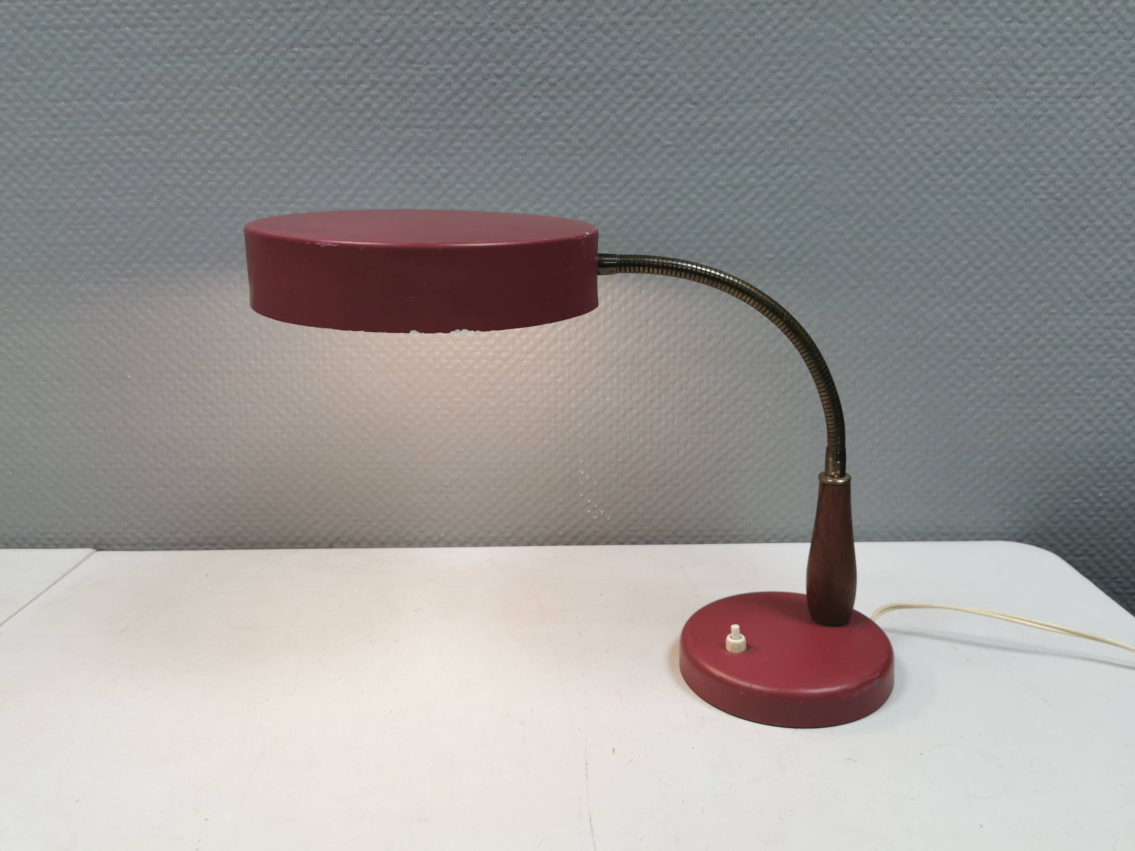 Table lamp in aubergine coloured metal, brass bend and teak wood 1960-70s