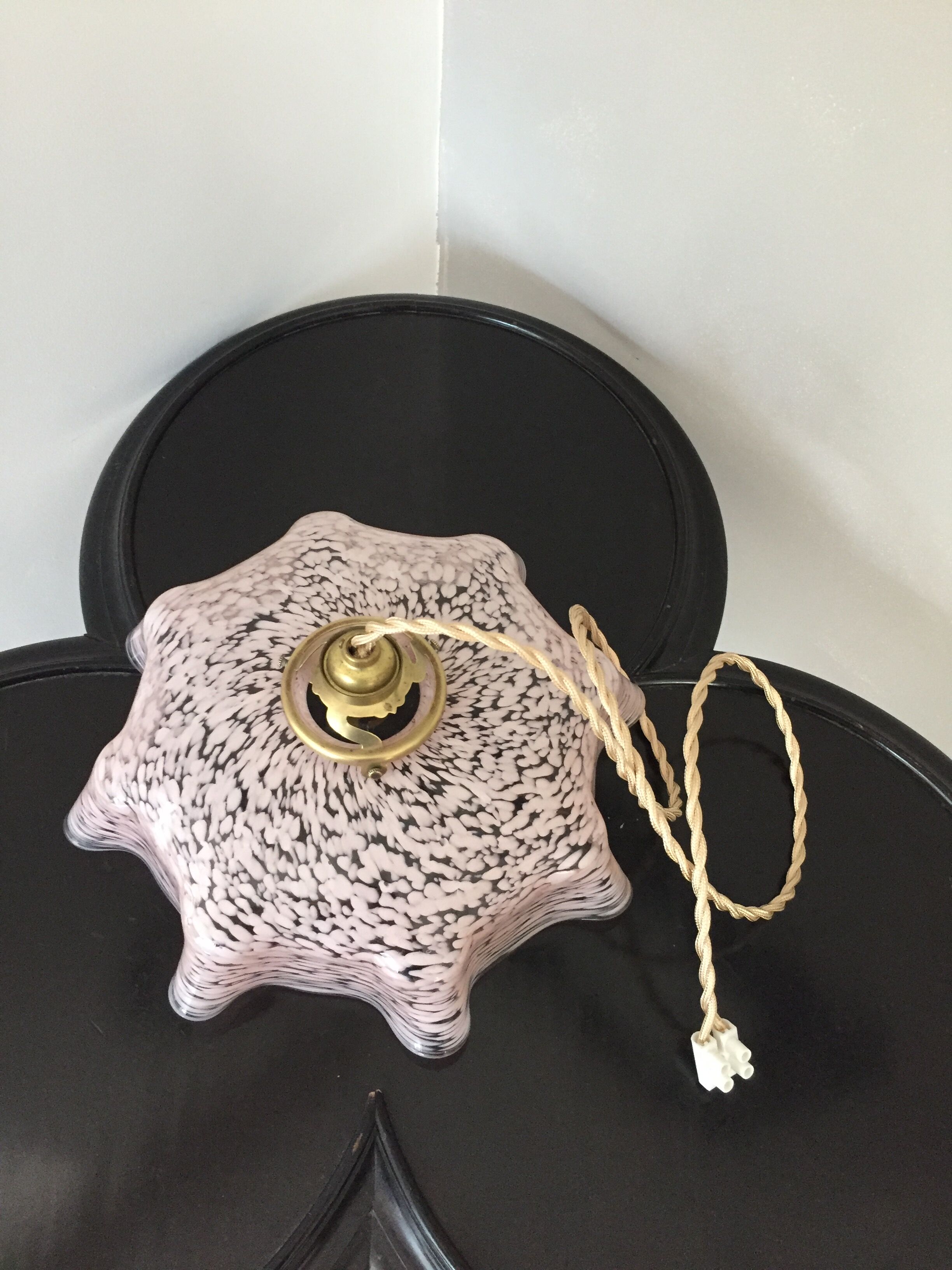 Suspension vintage opaline rose mouchetée et laiton