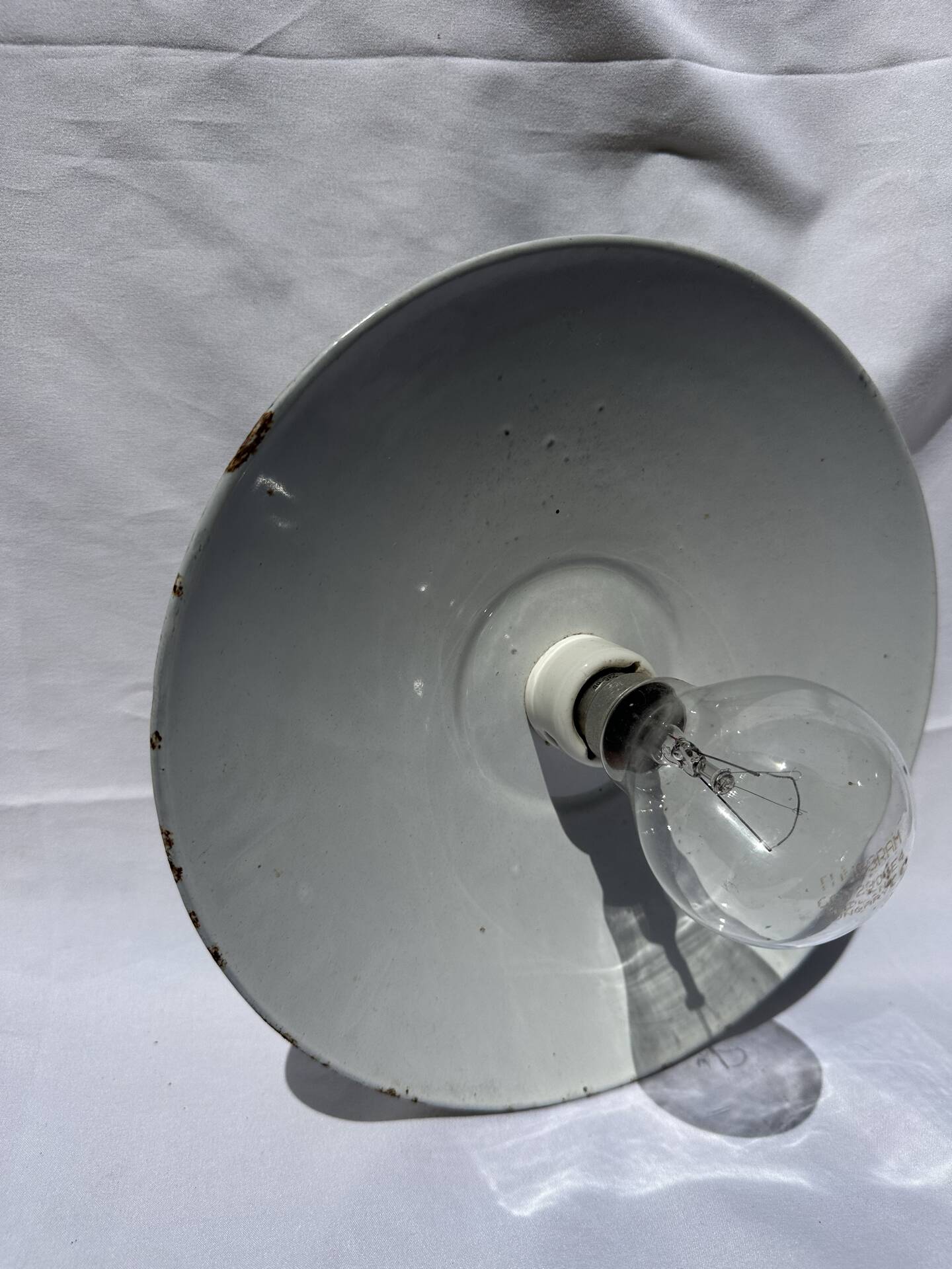 Antique wall lamp with an enamelled metal shade and porcelain.