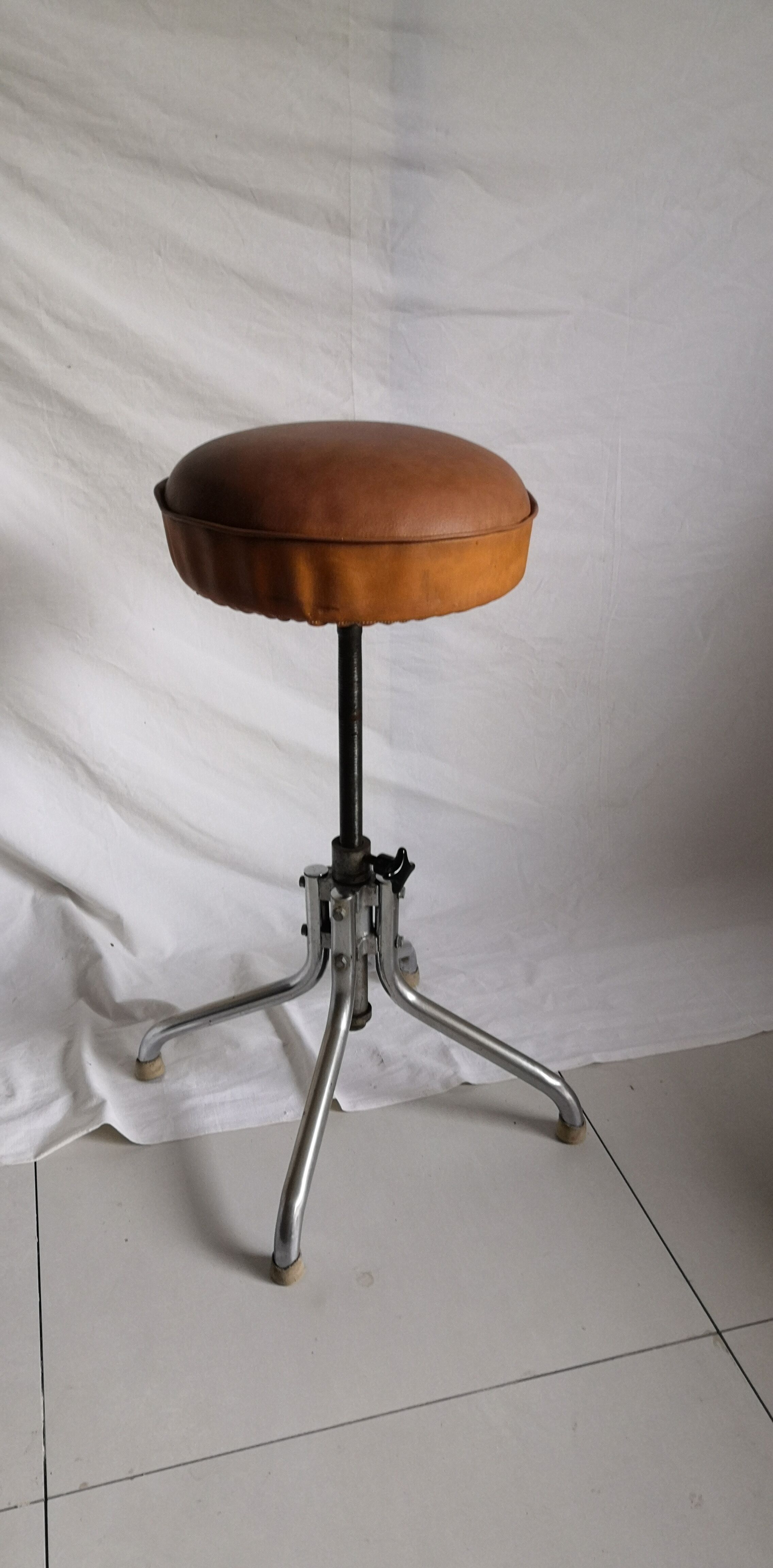 Vintage rotating stool seated in leather and chrome legs
