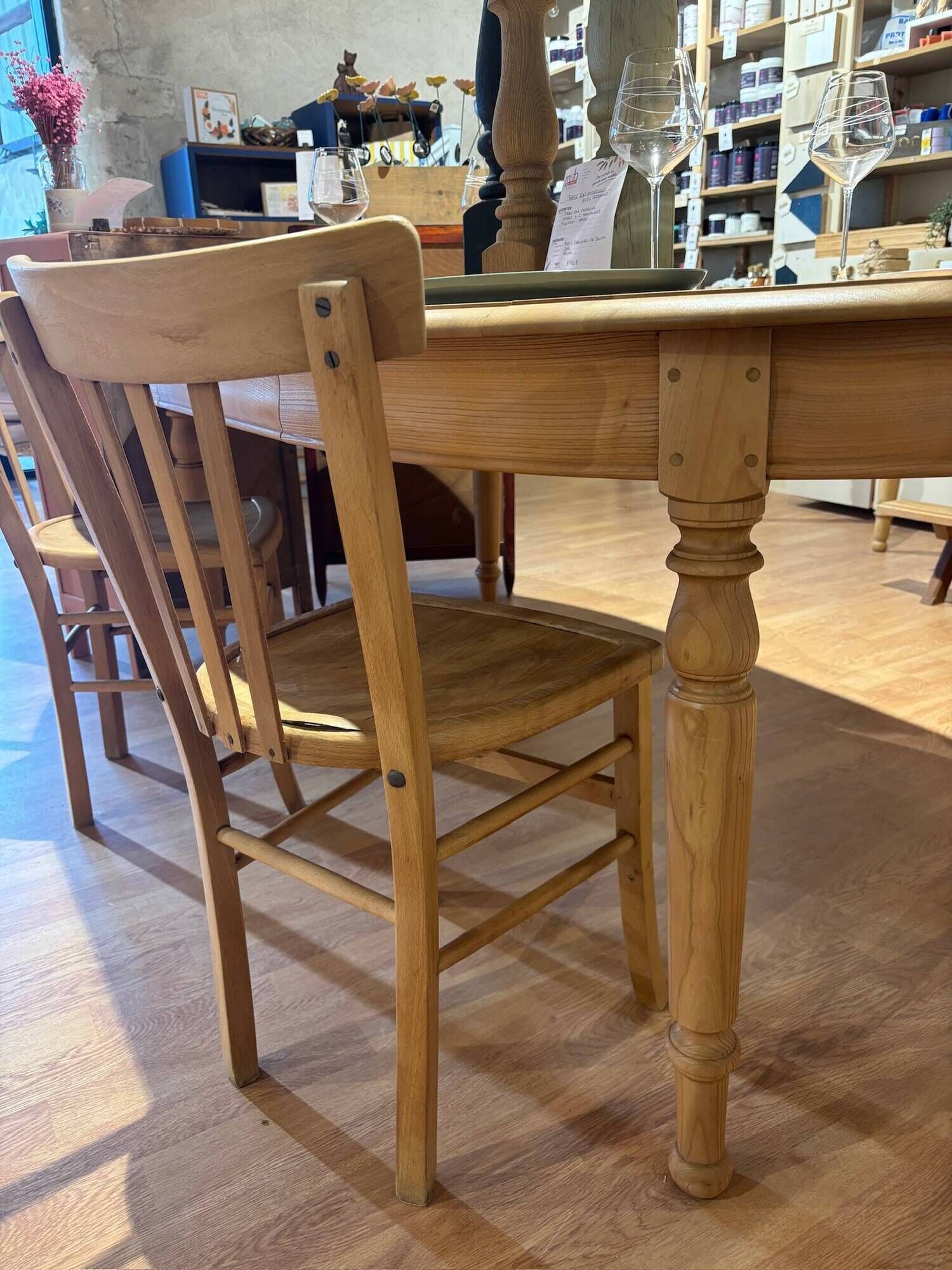 Table ovale en merisier naturel
