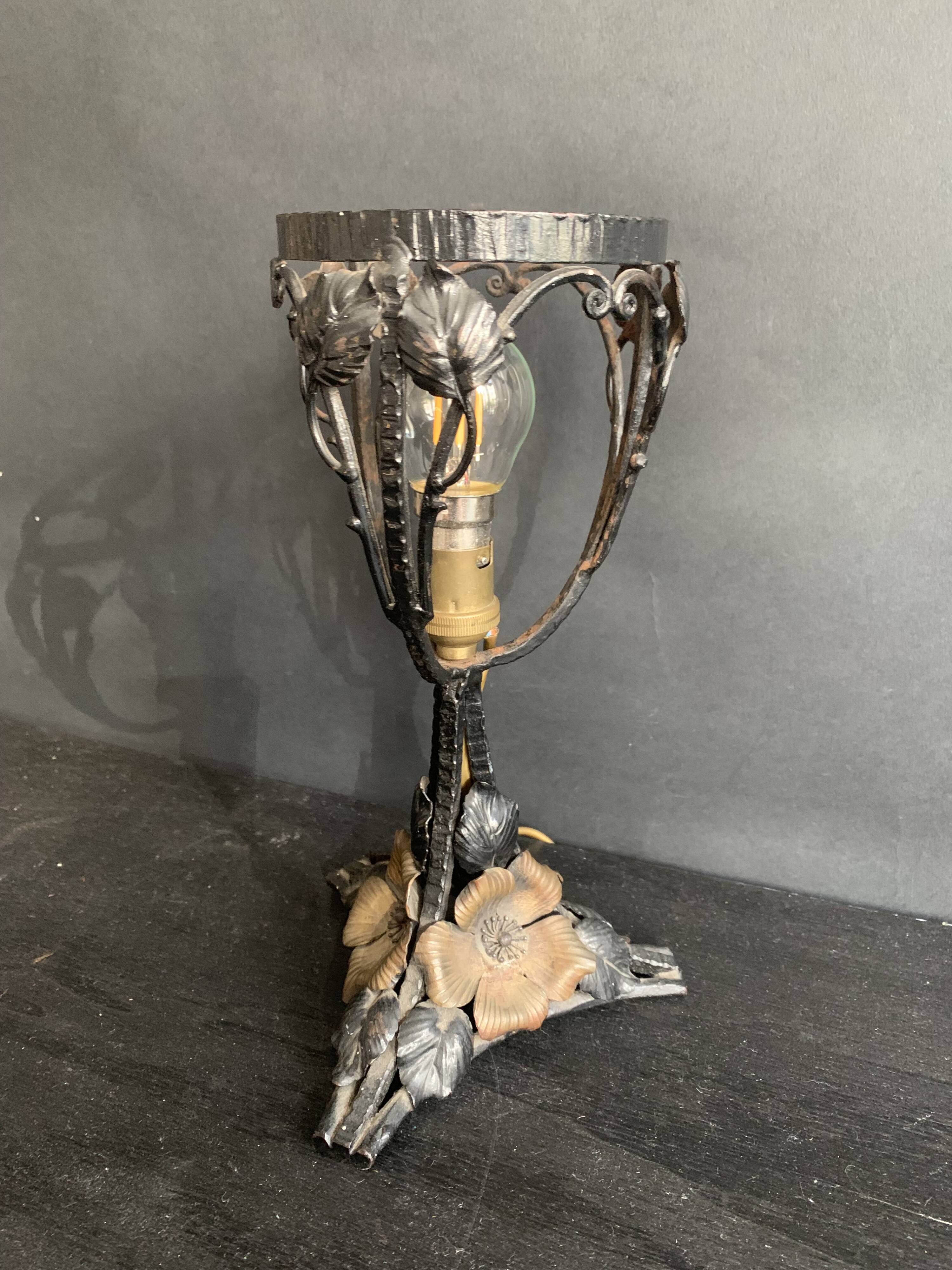 1900 Art Nouveau wrought iron lamp with floral motif