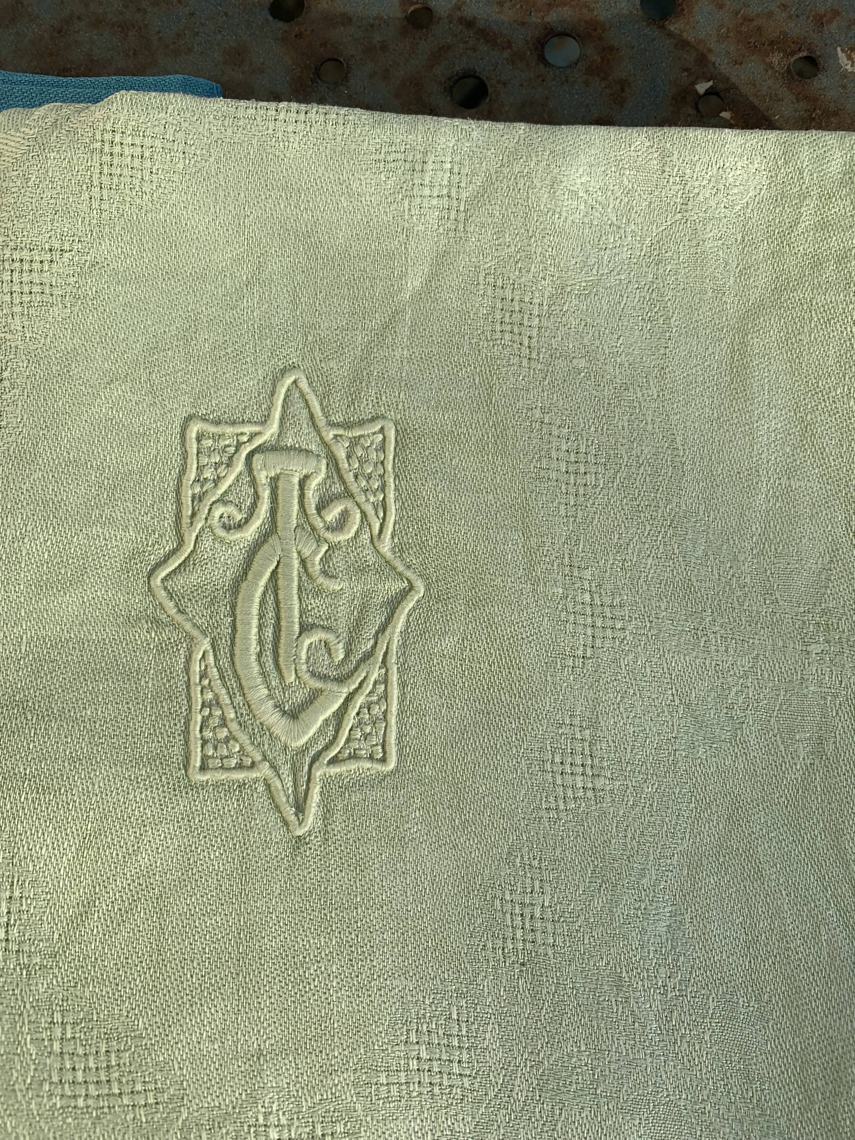 Lot duo, compose de deux grandes serviettes en coton et lin teintées bleue et verte anis, brodées,