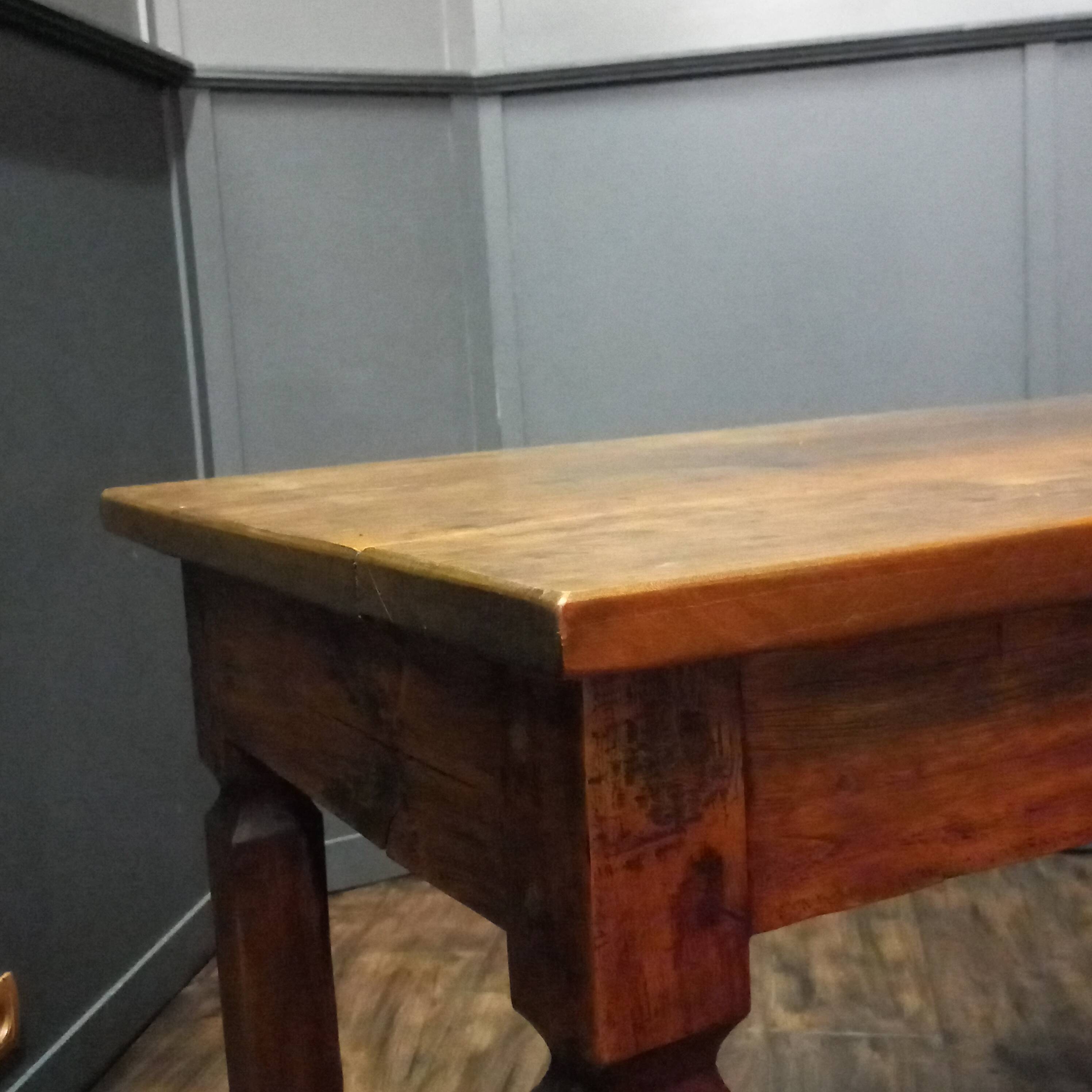 Table de ferme française antique en bois fruitier
