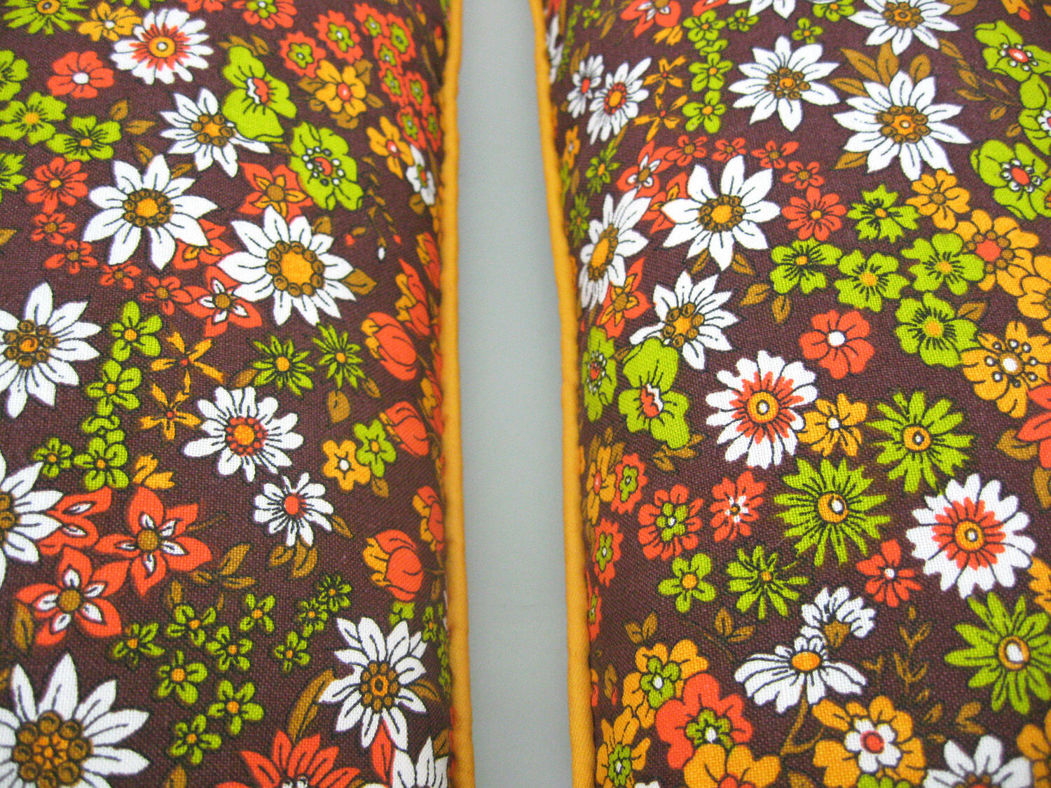 2 rectangular cushions piped in cotton canvas - décor small flowers - vintage 70s