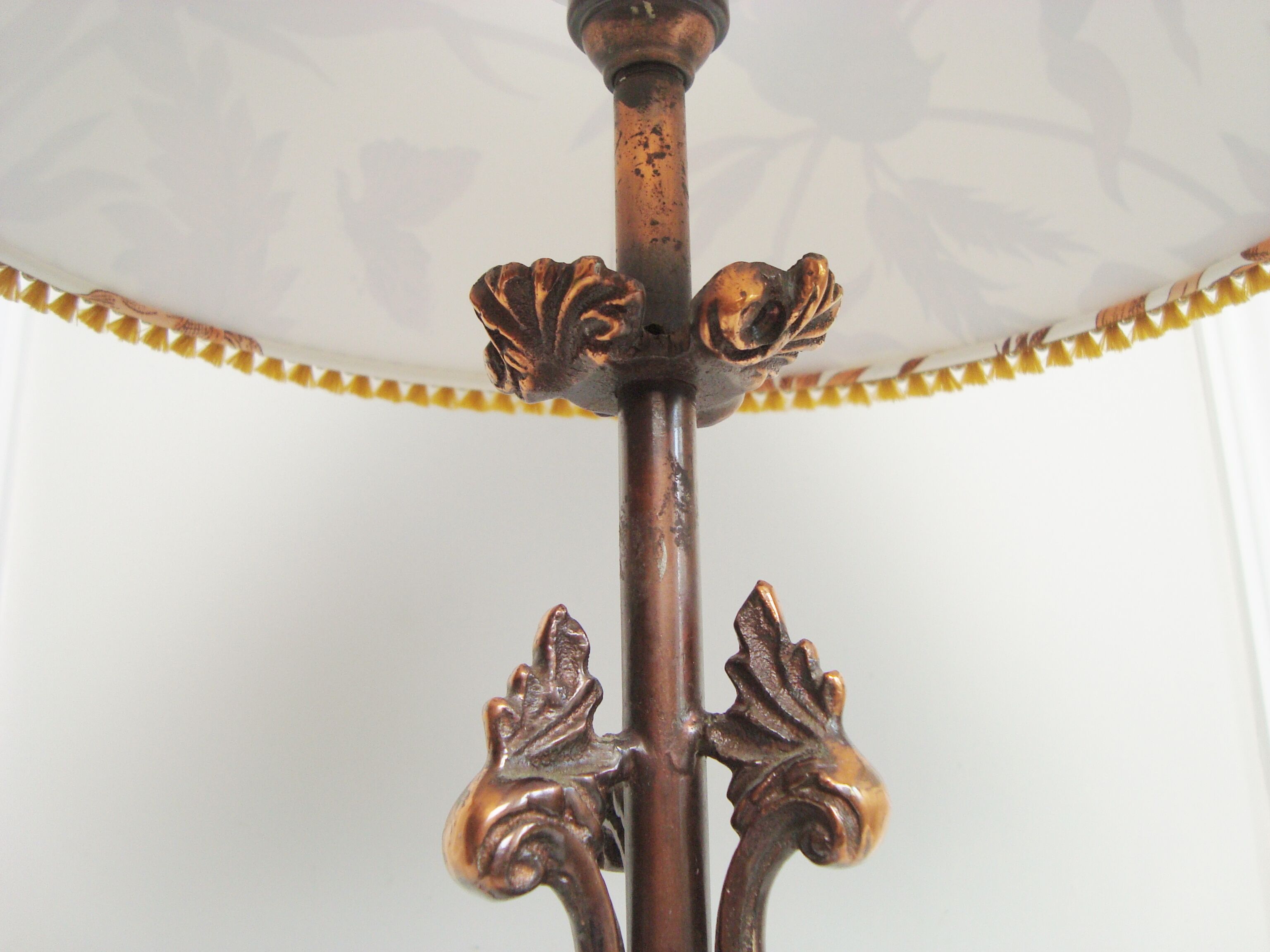 Rock-style table lamp with its vintage bird pattern shade